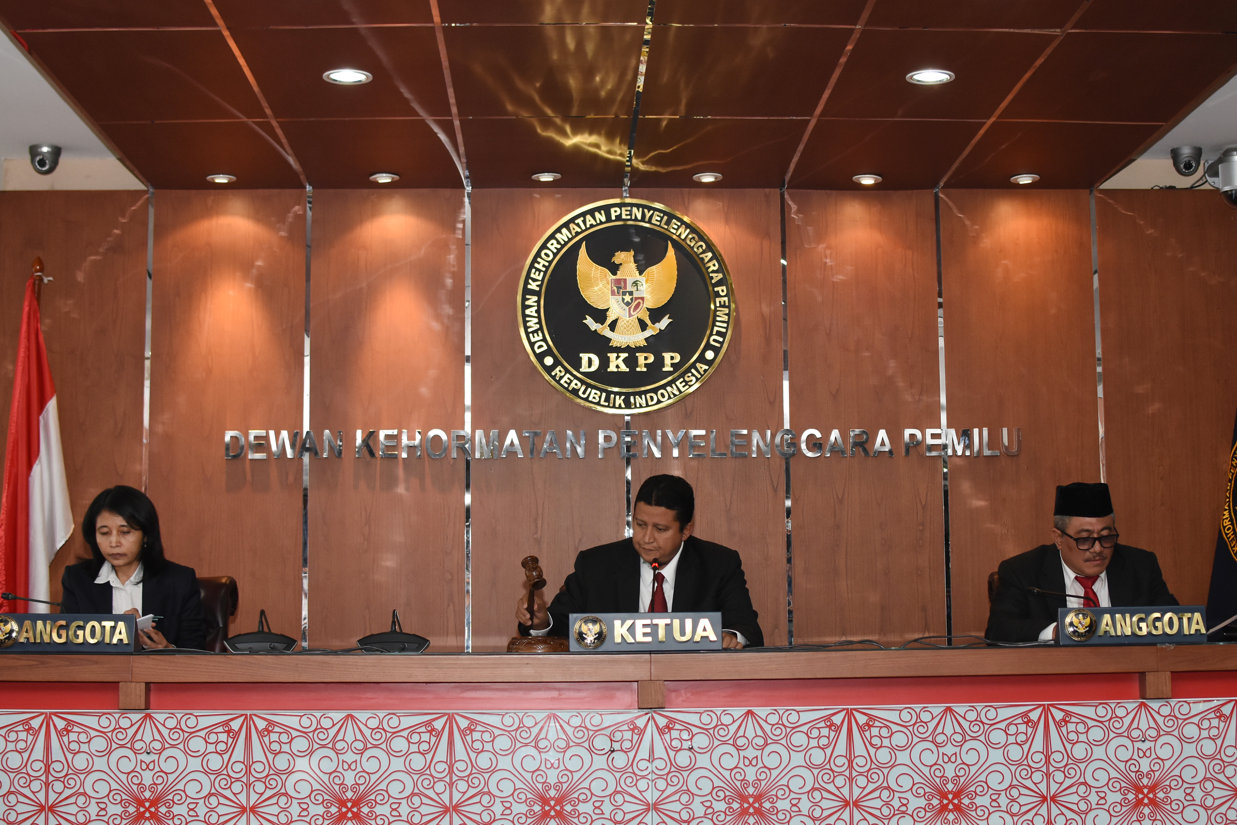 Ketua DKPP Muhammad (tengah) di Gedung DKPP, Jakarta.