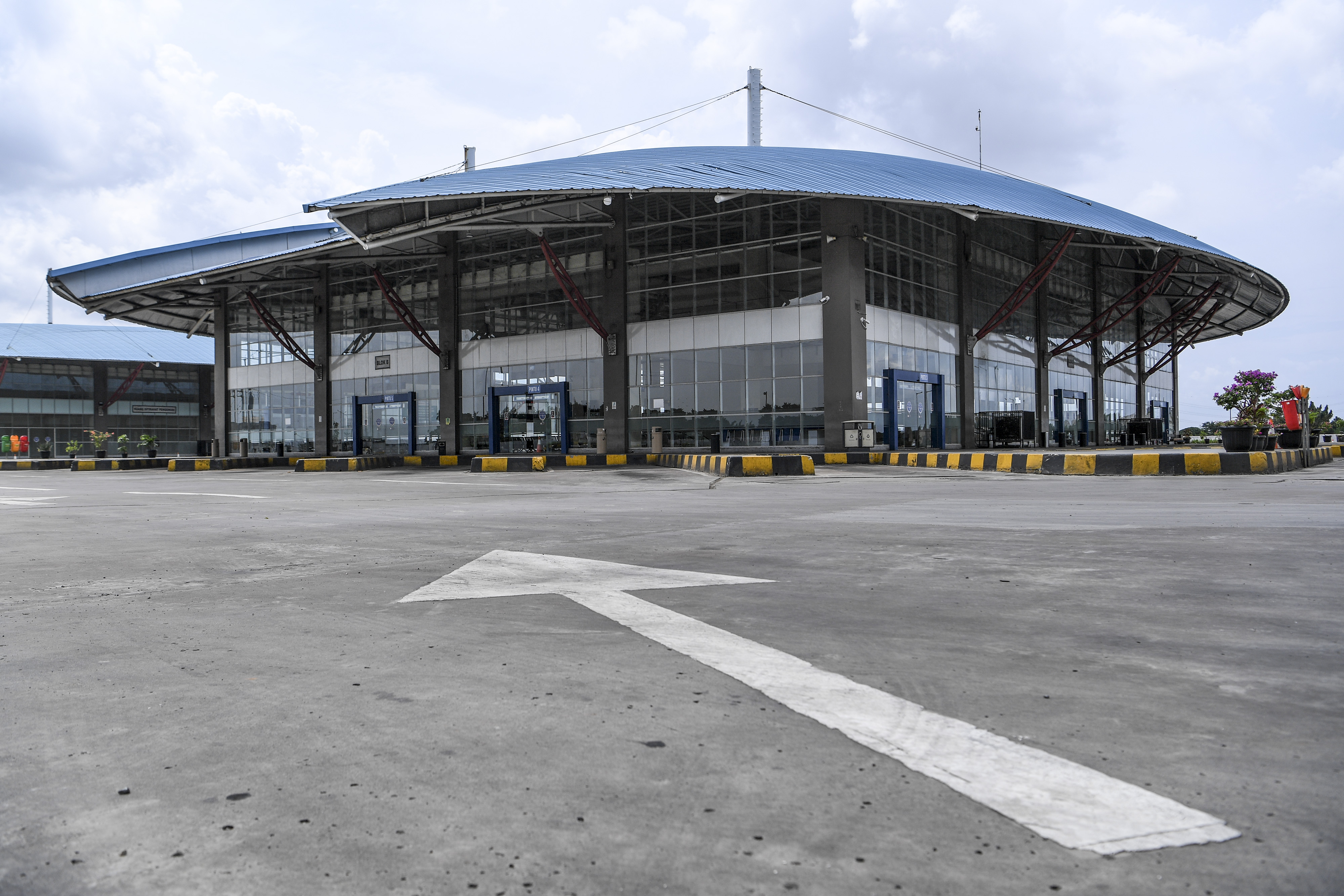Terminal Pulo Gebang yang sepi pada Jumat (24/4)