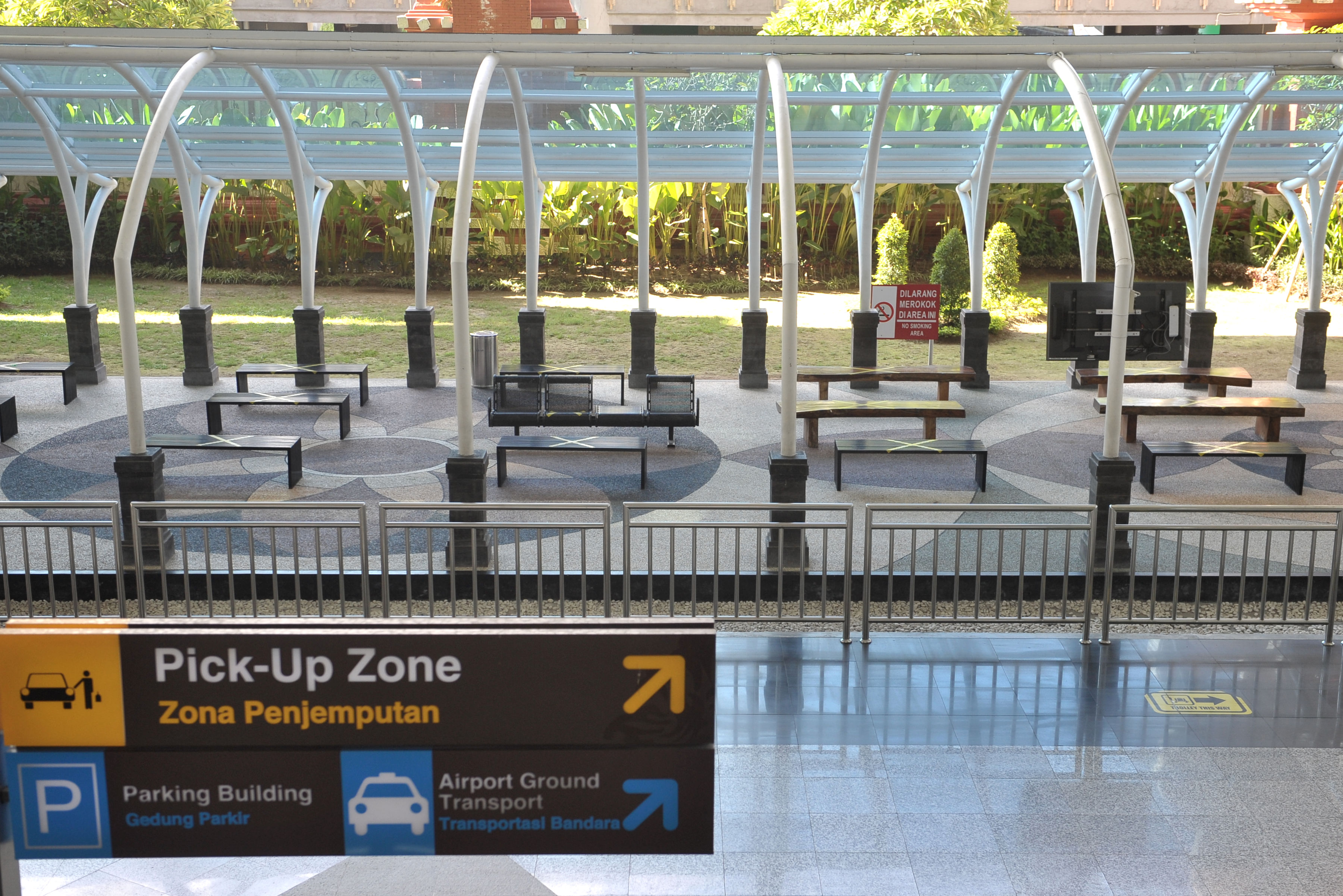 Suasana lengang Terminal Kedatangan Internasional Bandara Internasional I Gusti Ngurah Rai di Badung, Bali, Kamis (2/4)