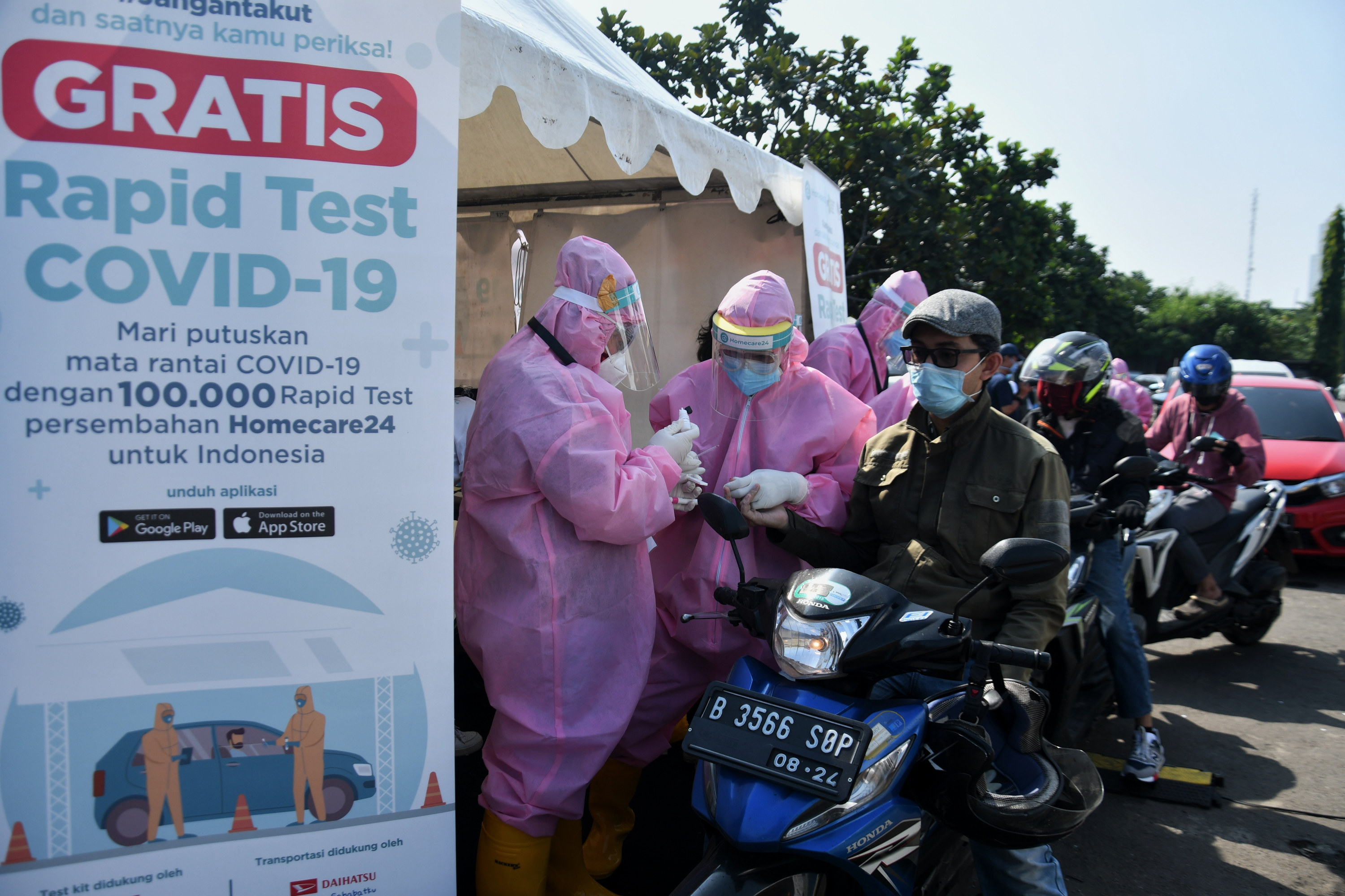 Petugas melakukan uji cepat (rapid test) dengan skema drive thru di Area Parkir Metro TV, Kedoya, Jakarta Barat, Rabu (22/4/2020).