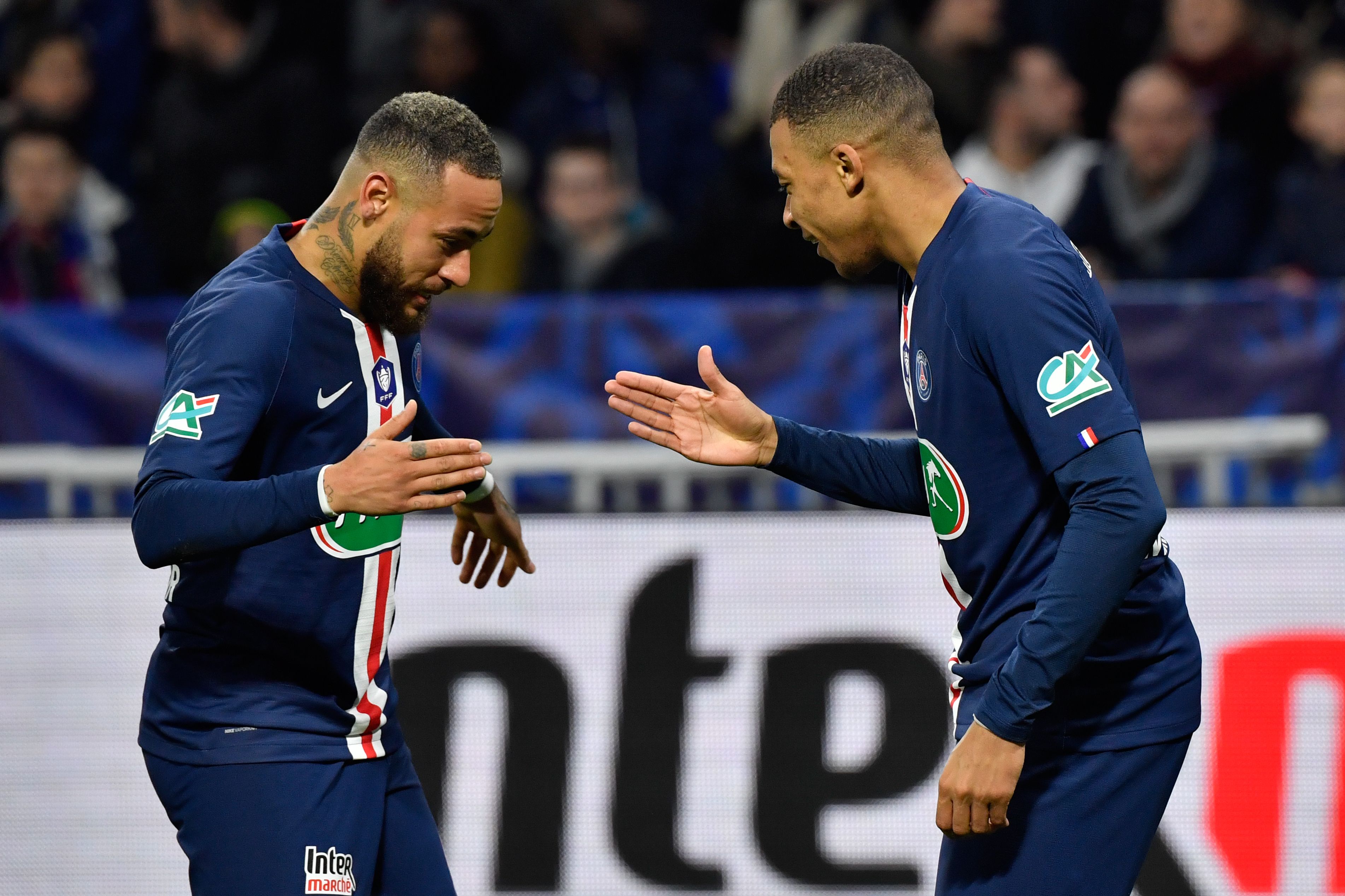 Pemain PSG Neymar (kiri) dan Kylian Mbappe.