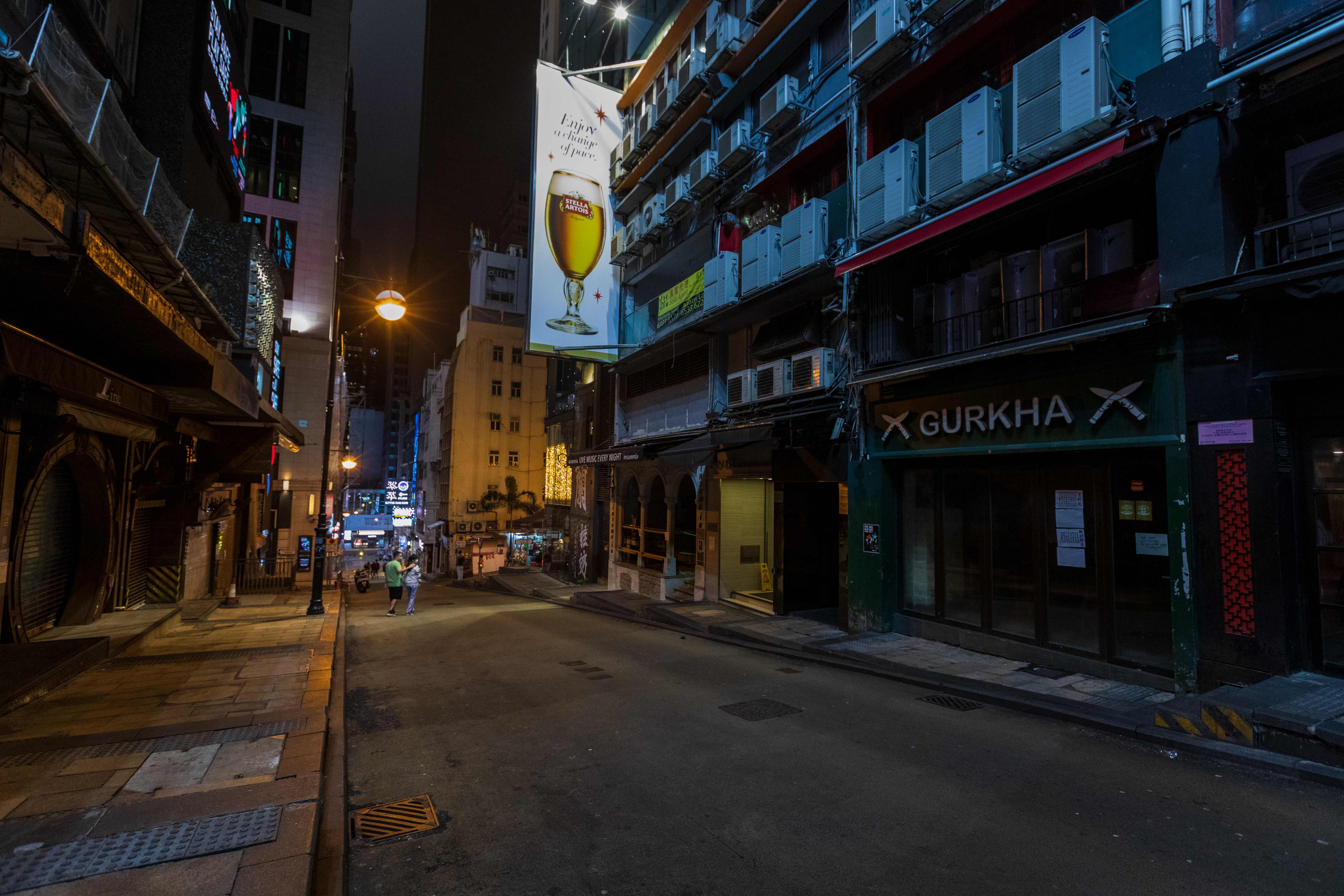  Inilah suasana di area Lan Kwai Fong, Hong Kong yang biasanya ramai pada (5/4), kini sepi  sejak restoran dan bar ditutup