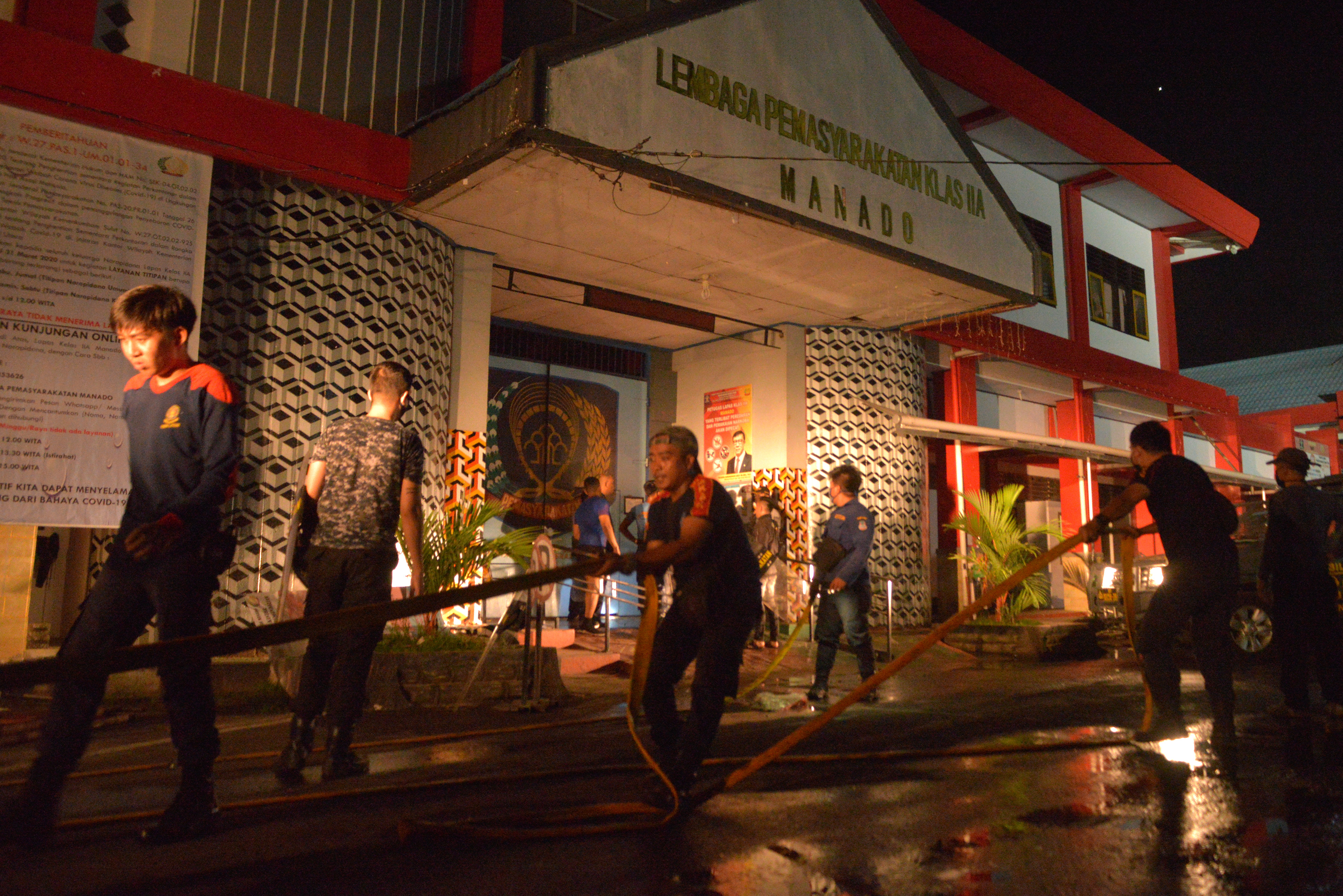 Pemadam kebakaran berupaya memadamkan api di Lapas Kelas IIA Manado, Tuminting, Manado, Sulawesi Utara, Sabtu (11/4).