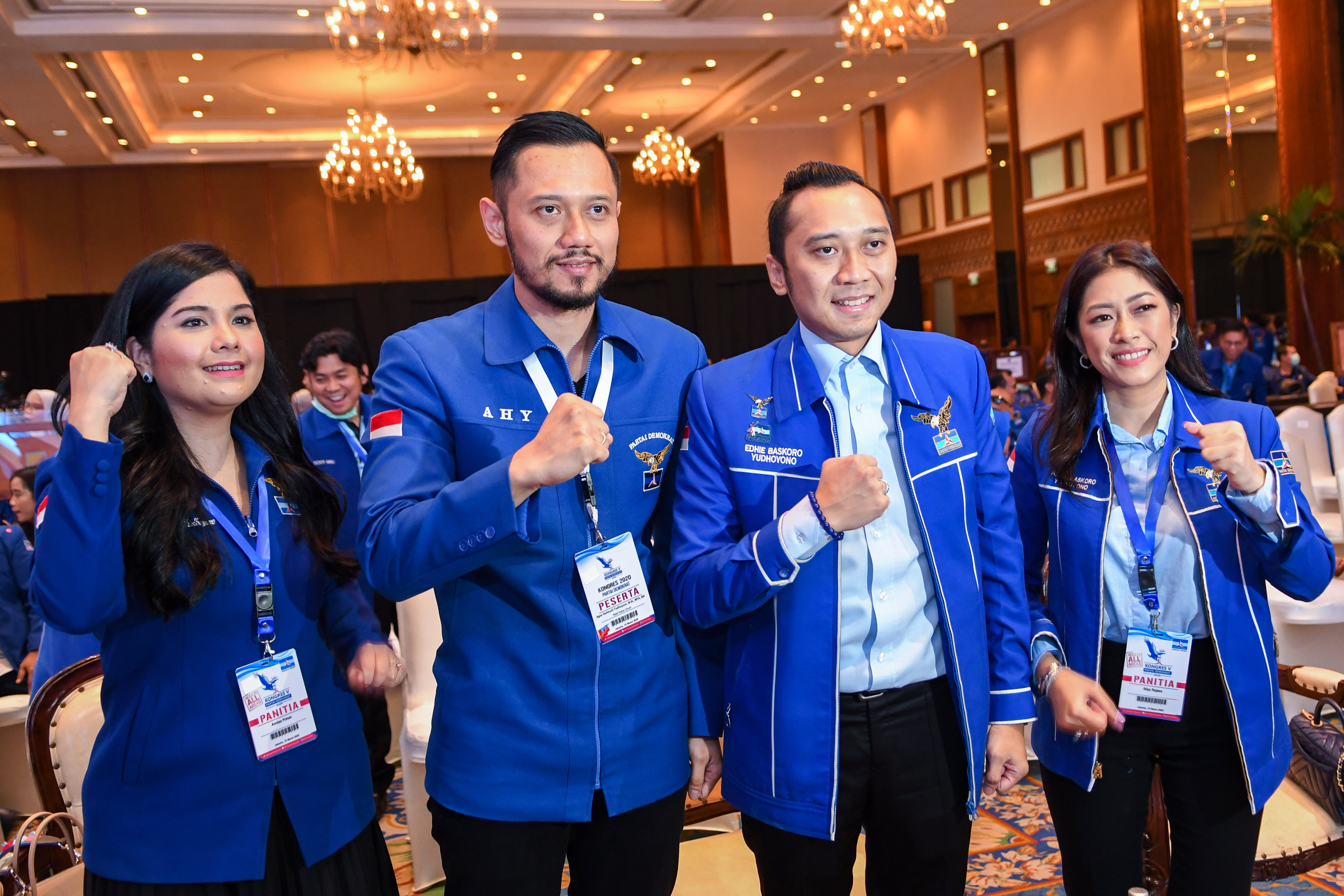 Putra mantan Presiden Susilo Bambang Yudhoyono, Agus Harimurti Yudhoyono dan Edhie Baskoro Yudhoyono beserta istri.