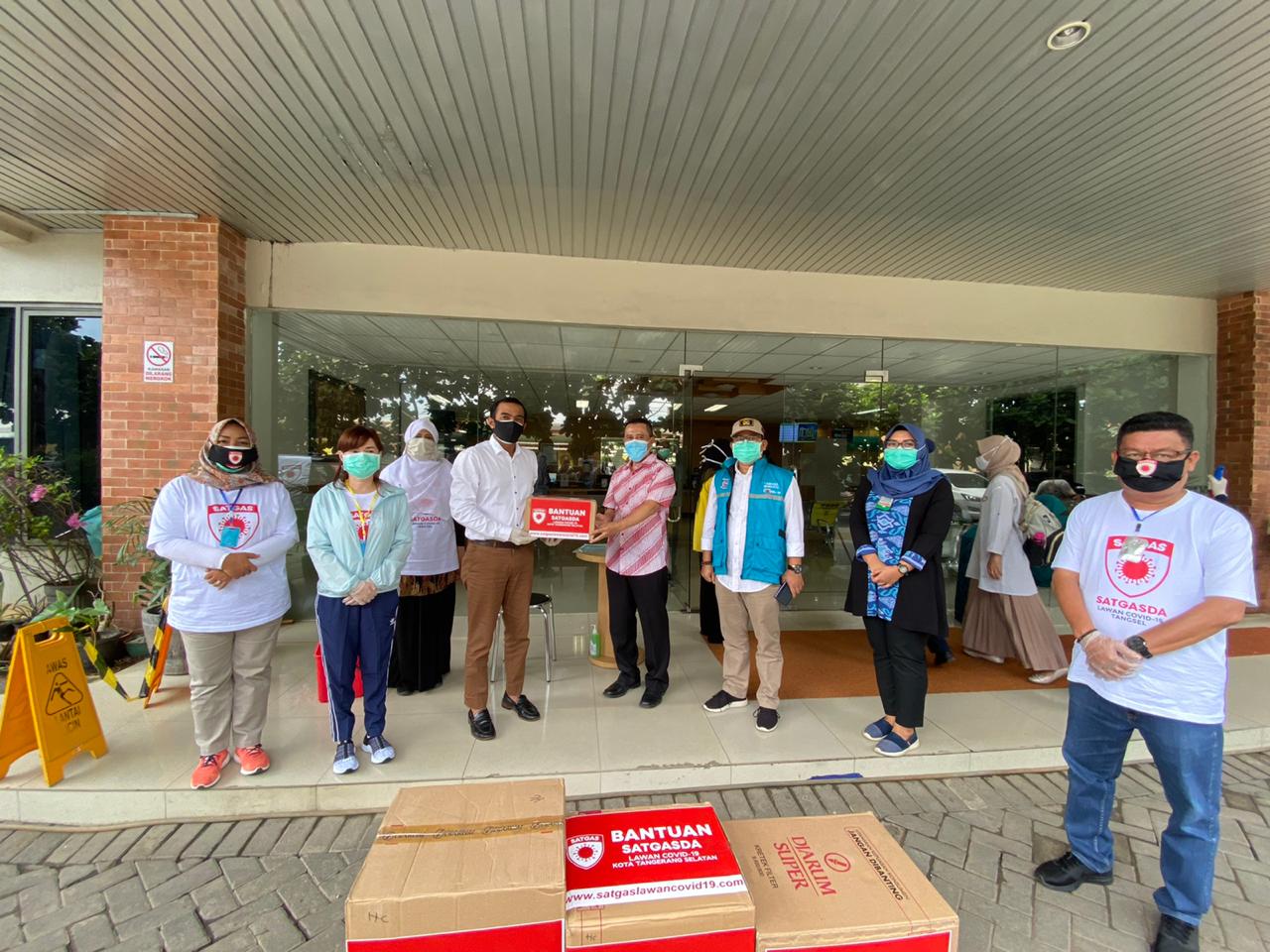 Penyaluran donasi APD ke RS di Tangsel