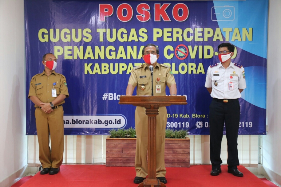 Bupati Blora Djoko Nugroho (tengah) menjelaskan pasien covid-19 di wilayahnya.