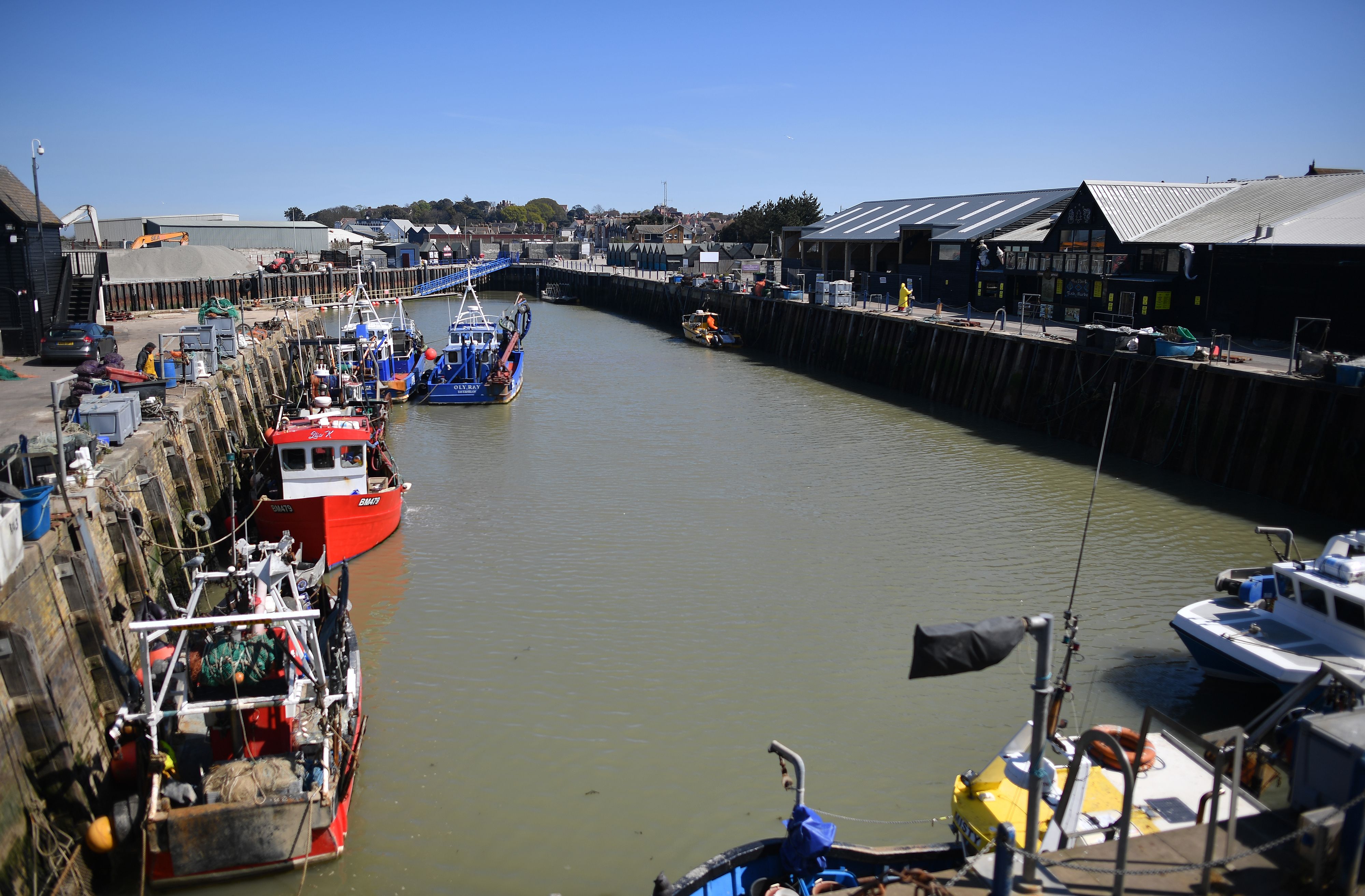 Kapal-kapal penangkap ikan tertambat di dermaga di pelabuhan kosong di Whitstable, Inggris tenggara, Sabtu (11/4).