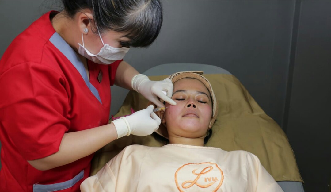 Pada masa work from home menjadi kesempatan bagi perempuan untuk merawat kulit agar lebih sehat.