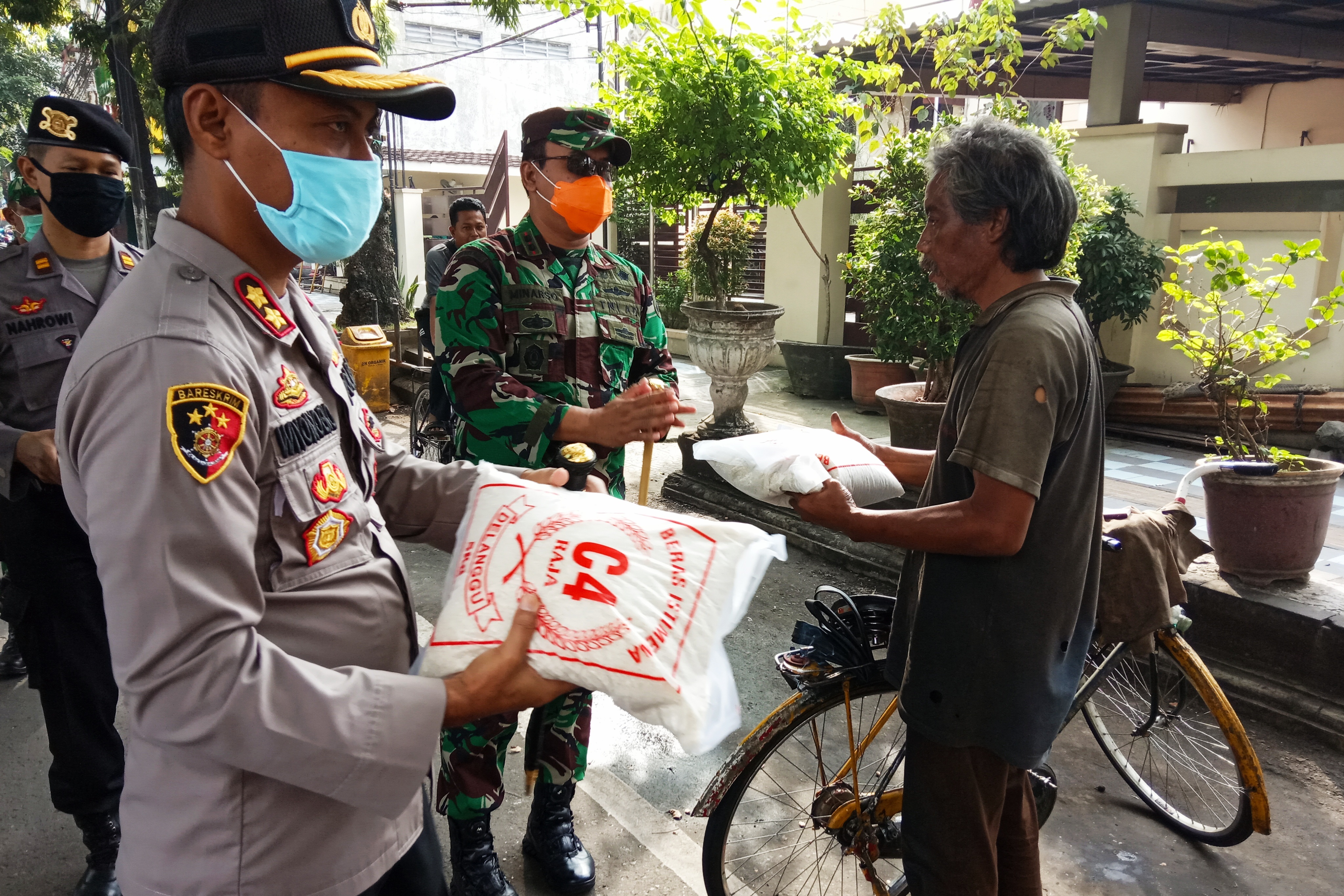 Dandim Letkol (Kav) Minarso dan Kapolres AKB Wiyono Eko Prasetyo menyerahkan bantuan kepada warga terdampak covid-19.