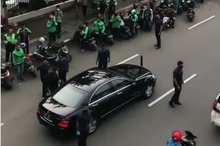 Unggahan netizen di media sosial yang memperlihatkan saat Presiden Joko Widodo membagikan sembako ke pengemudi ojek daring.