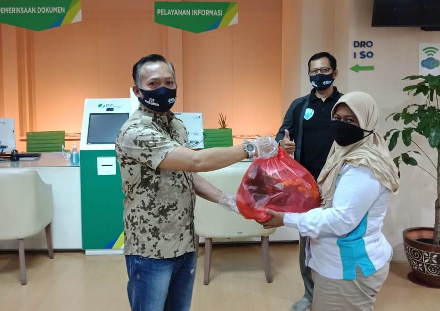 Kepala BPJAMSOSTEK Kantor Cabang Jakarta Menara Jamsostek, Hadi Purnomo, memberi bantuan kepada Perisai.