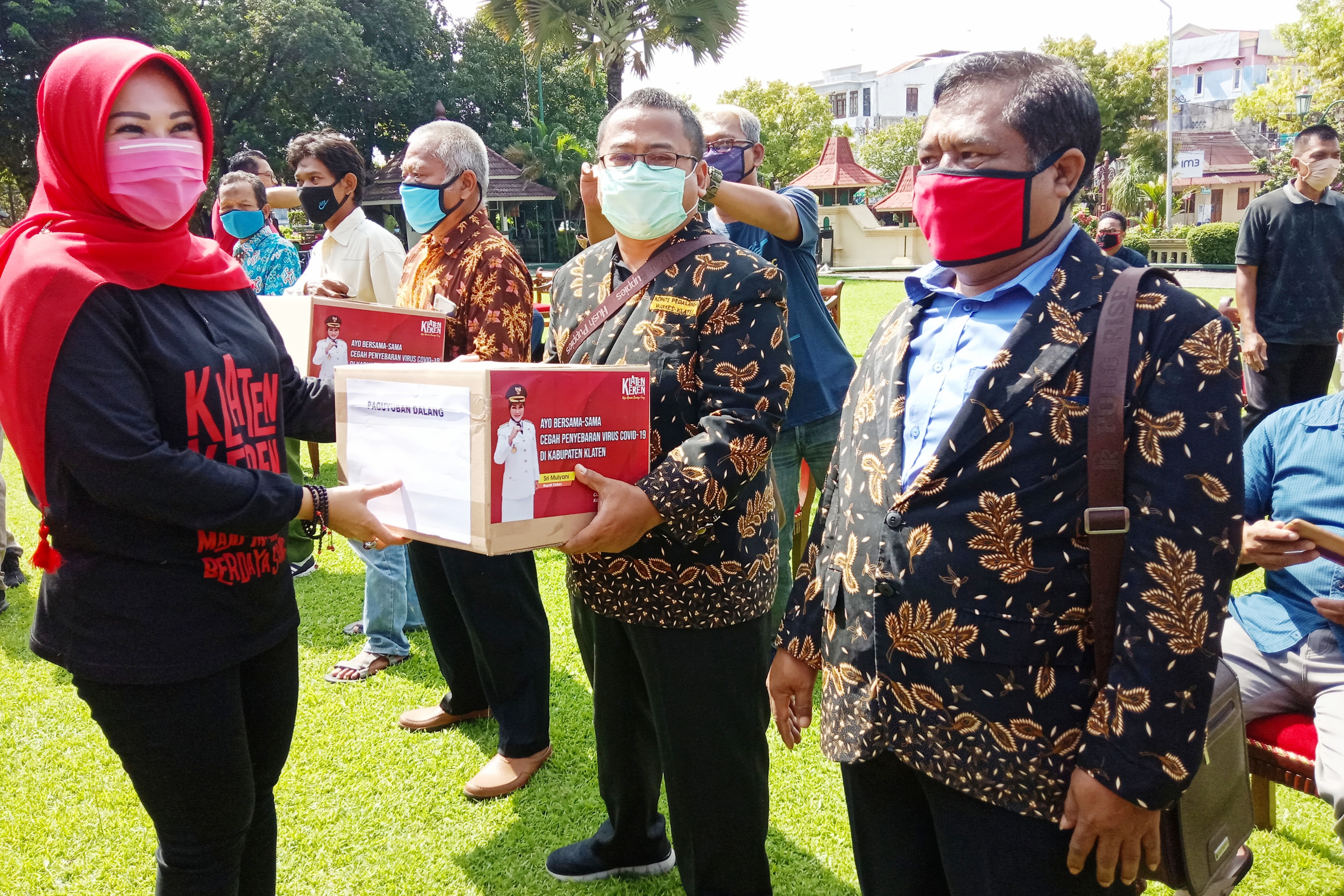 Bupati Sri Mulyani menyerahkan bantuan sembako secara simbolis kepada perwakilan dalang di Klaten. 