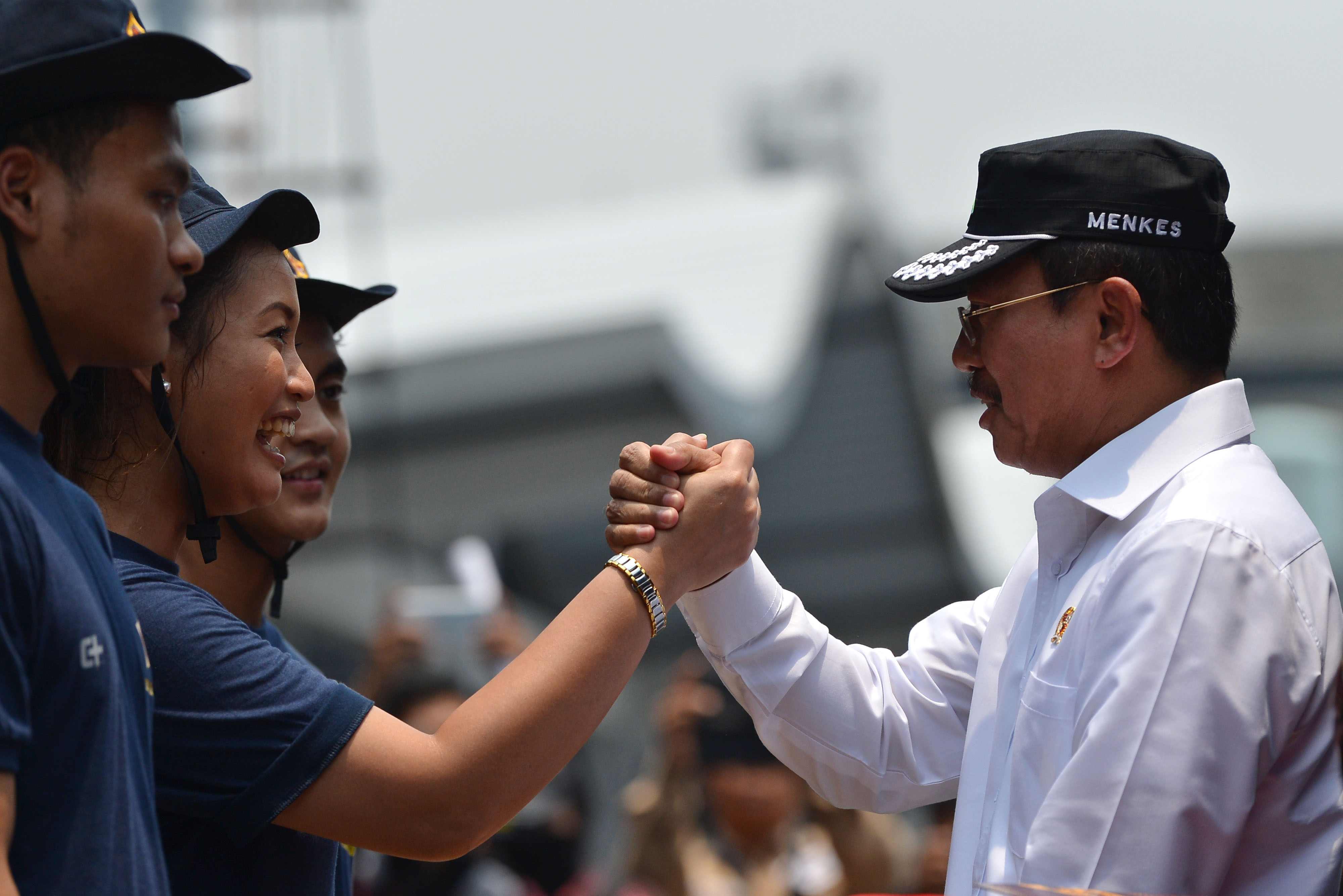 Menteri Kesehatan Terawan Agus Putranto menyalami perwakilan ABK World Dream seusai turun dari KRI Semarang.