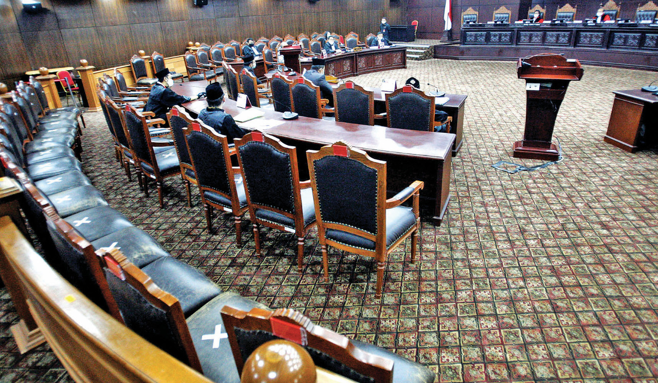 Sejumlah kursi diberi tanda silang agar tidak diduduki dalam sidang pendahuluan uji materiil Peraturan Pemerintah Pengganti Undang-Undang RI