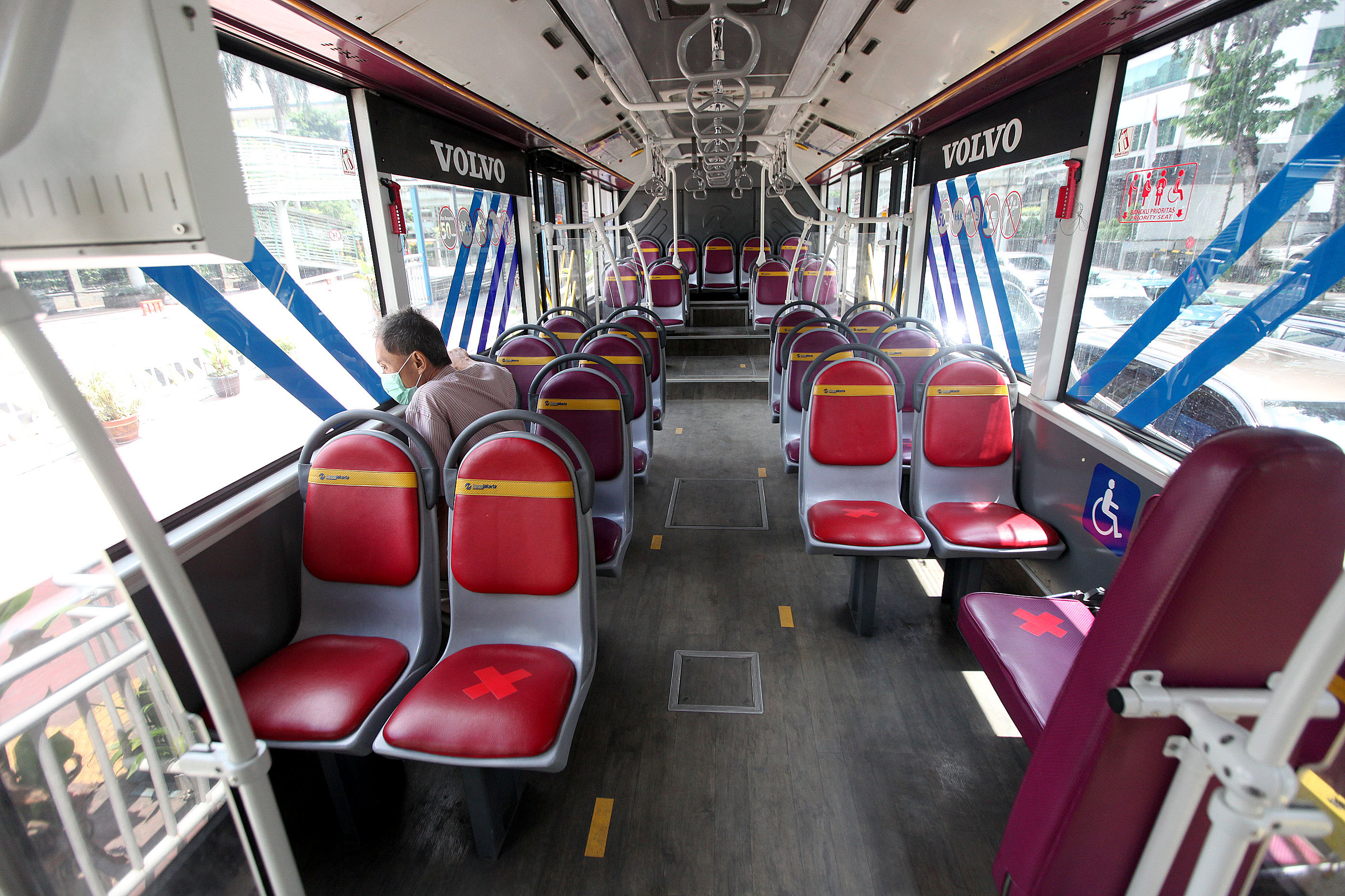 TransJakarta memberikan layanan khusus bagi tenaga medis hingga pukul 23.30 WIB