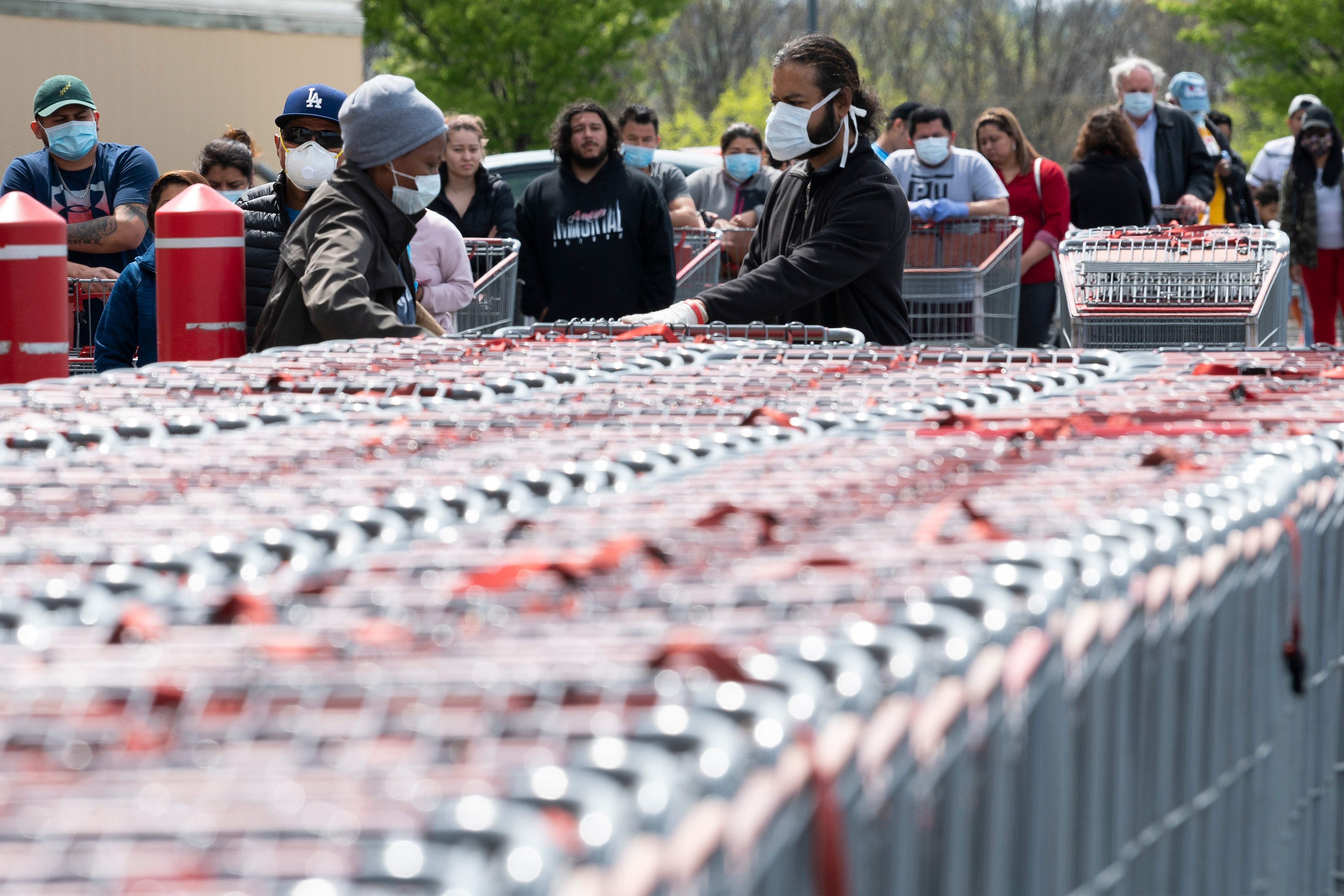 Di tengah pandemi covid-19, warga di Washington DC harus mengantre untuk berbelanja di supermarket.