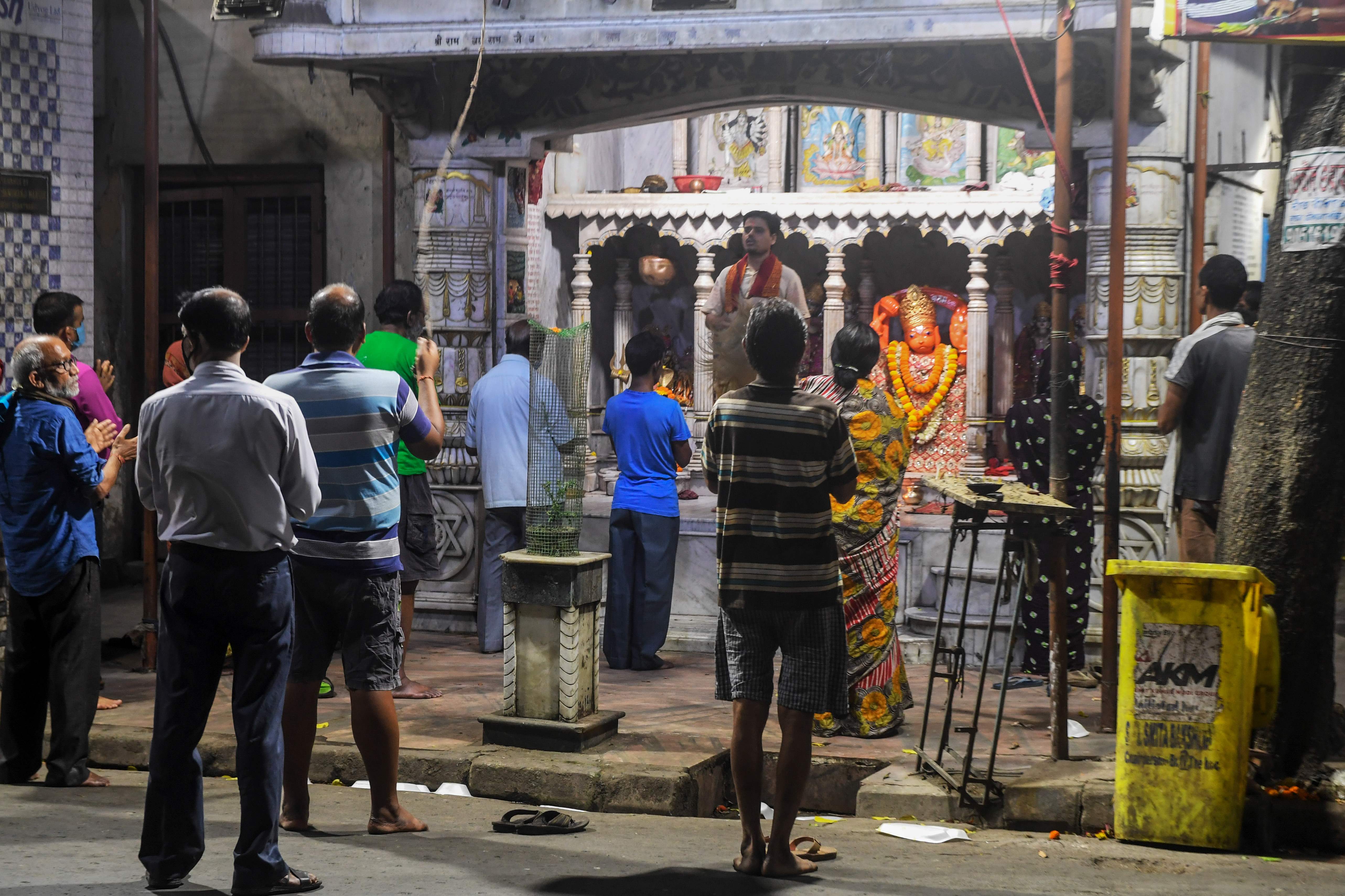 Umat Hindu berdoa di pingir jalan dengan menerapkan physical distancing di Kota Kolkata, India, Sabtu (11/4).