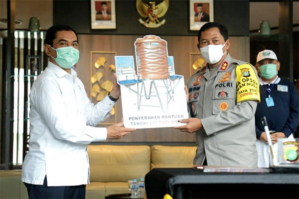 Penyerahan secara simbolis  oleh Kepala BNPT Komjen Pol Suhardi Alius yang diterima oleh Kapolda Metro Jaya Irjen Pol Nana Sujana