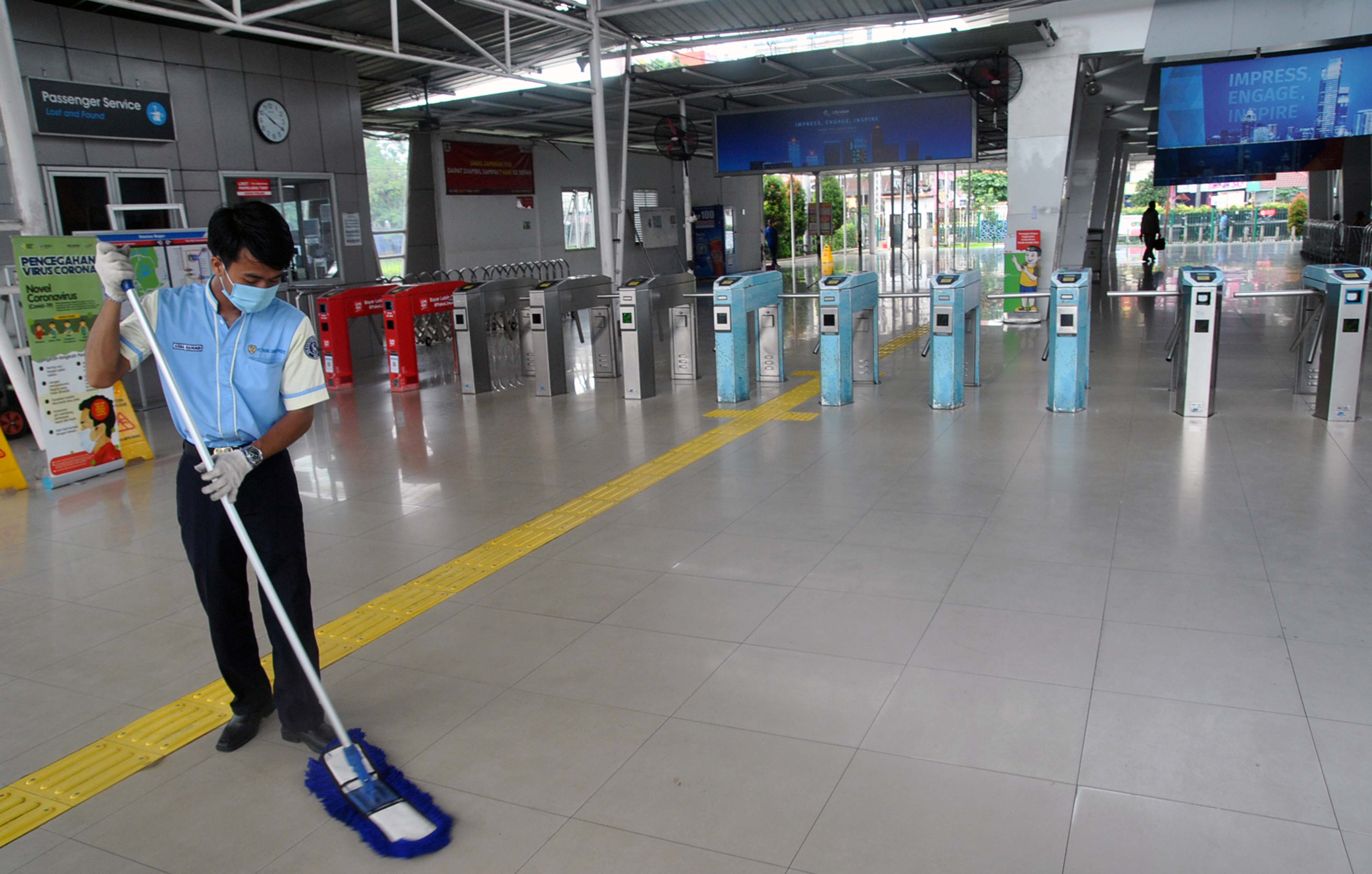 Kondisi Stasiun Bogor Jawa Barat yang sepi, Jumat (10/4).  Mulai Rabu (15/4), Pemkot Bogor akan menerapkan kebijakan PSBB di wilayahnya.