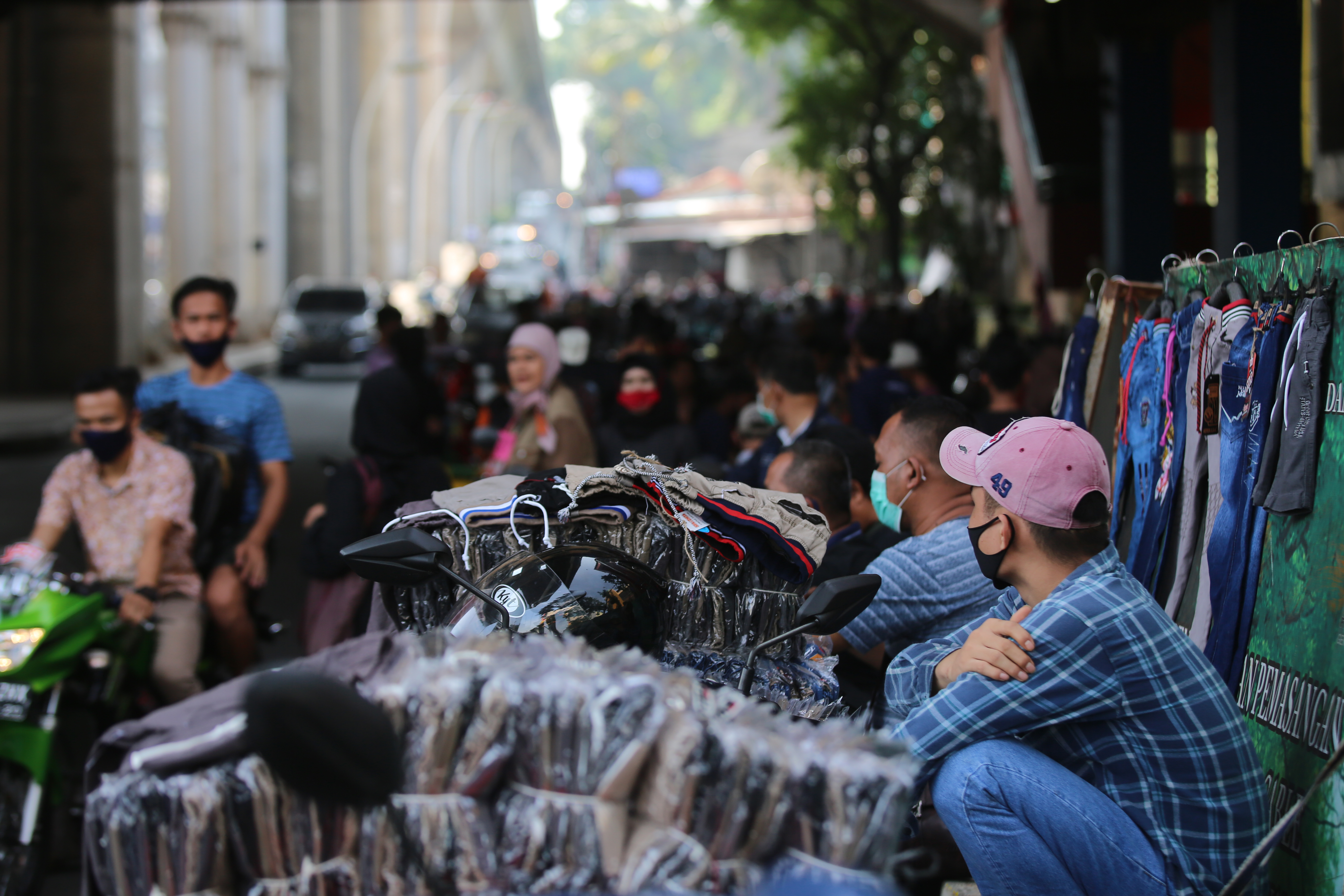 Para pedagang kucing-kucingan dengan Satpol PP di Pasar Cipulir, Jakarta (18/4)