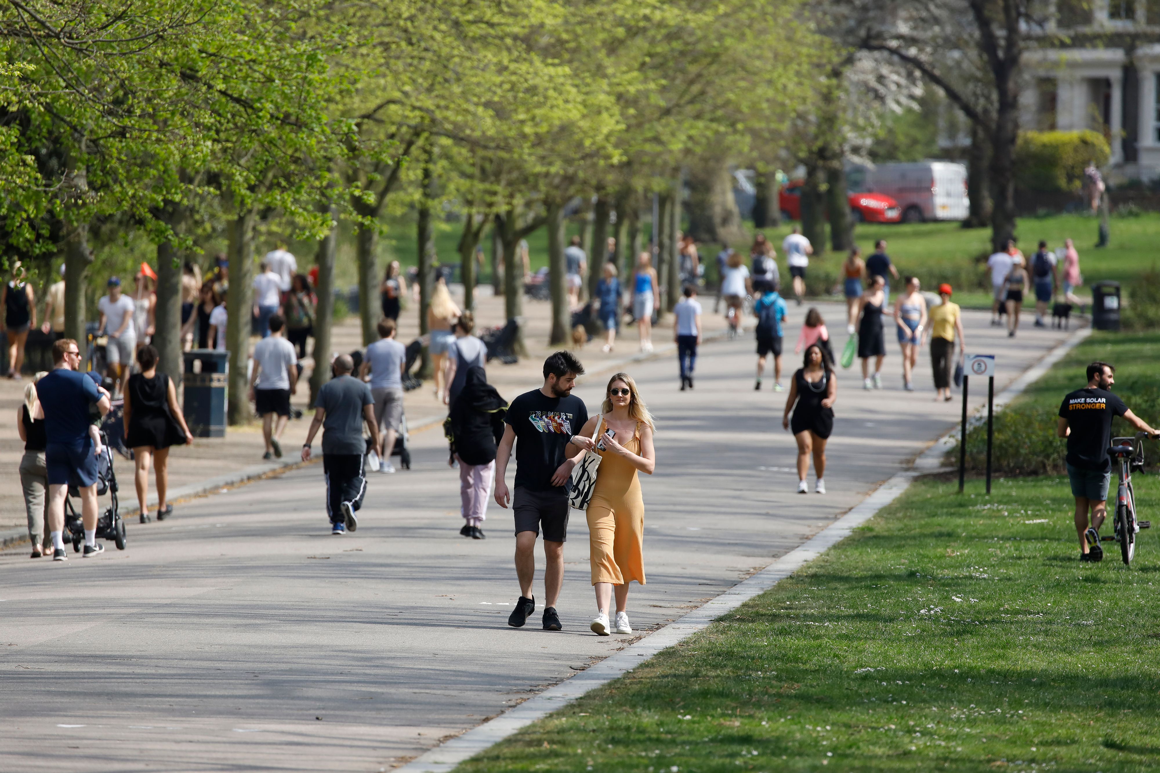 Cuaca yang hangat membuat sebagian warga Inggris berjalan-jalan di Taman tanpa menghiraukan aturan karantina