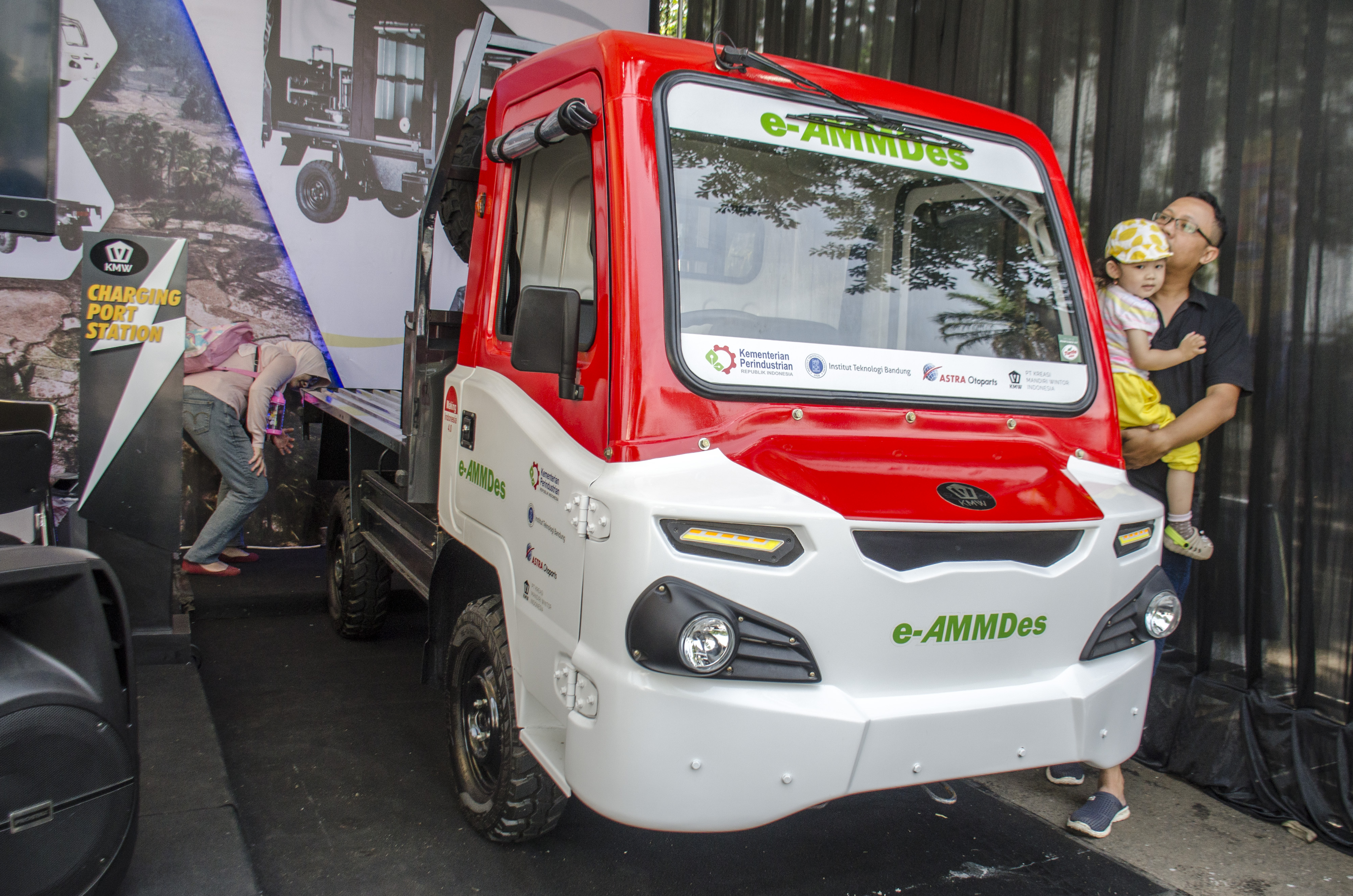  Pengunjung melihat produk mobil listrik KMW e-AMMDES yang dipamerkan pada Jabar Otofest 2019 di Depan Gedung Sate, Bandung, Jawa Barat.