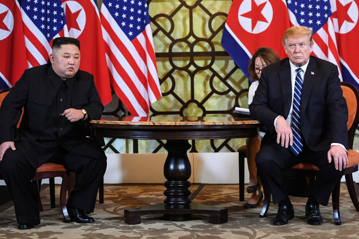 Pemimpin Korea Utara Kim Jong-un dan Presiden Amerika Serikat Donald Trump saat melakukan pertemuan empat mata.   