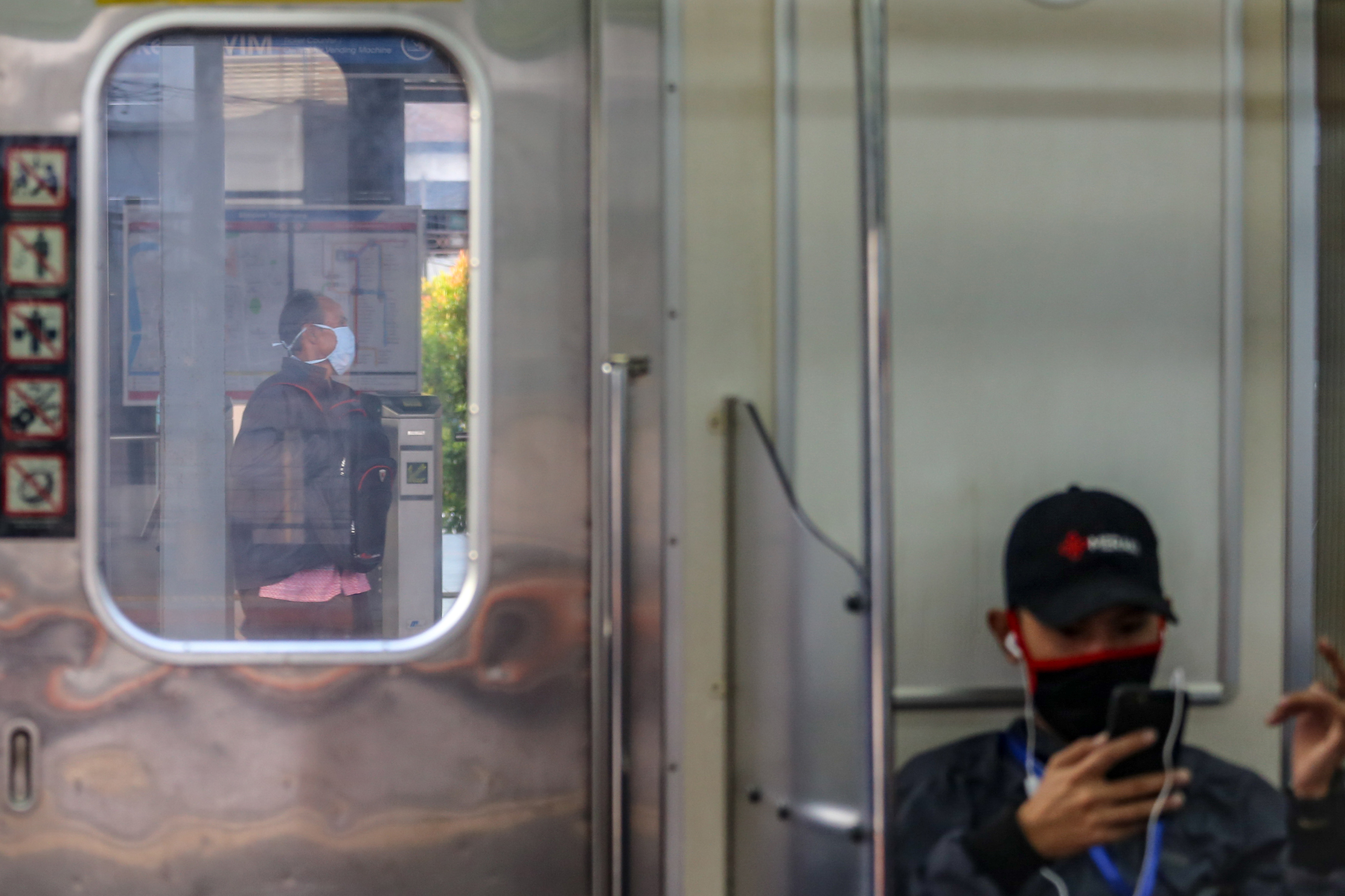 Penumpang duduk di dalam gerbong KRL di Stasiun Tangerang di Banten, Senin (20/4).