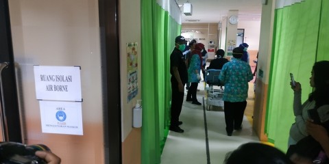 RSUD dr. Chasbullah Abdul Madjid Kota Bekasi melakukan simulasi penanganan pasien terduga terpapar virus korona covid-19, Kamis (5/3)
