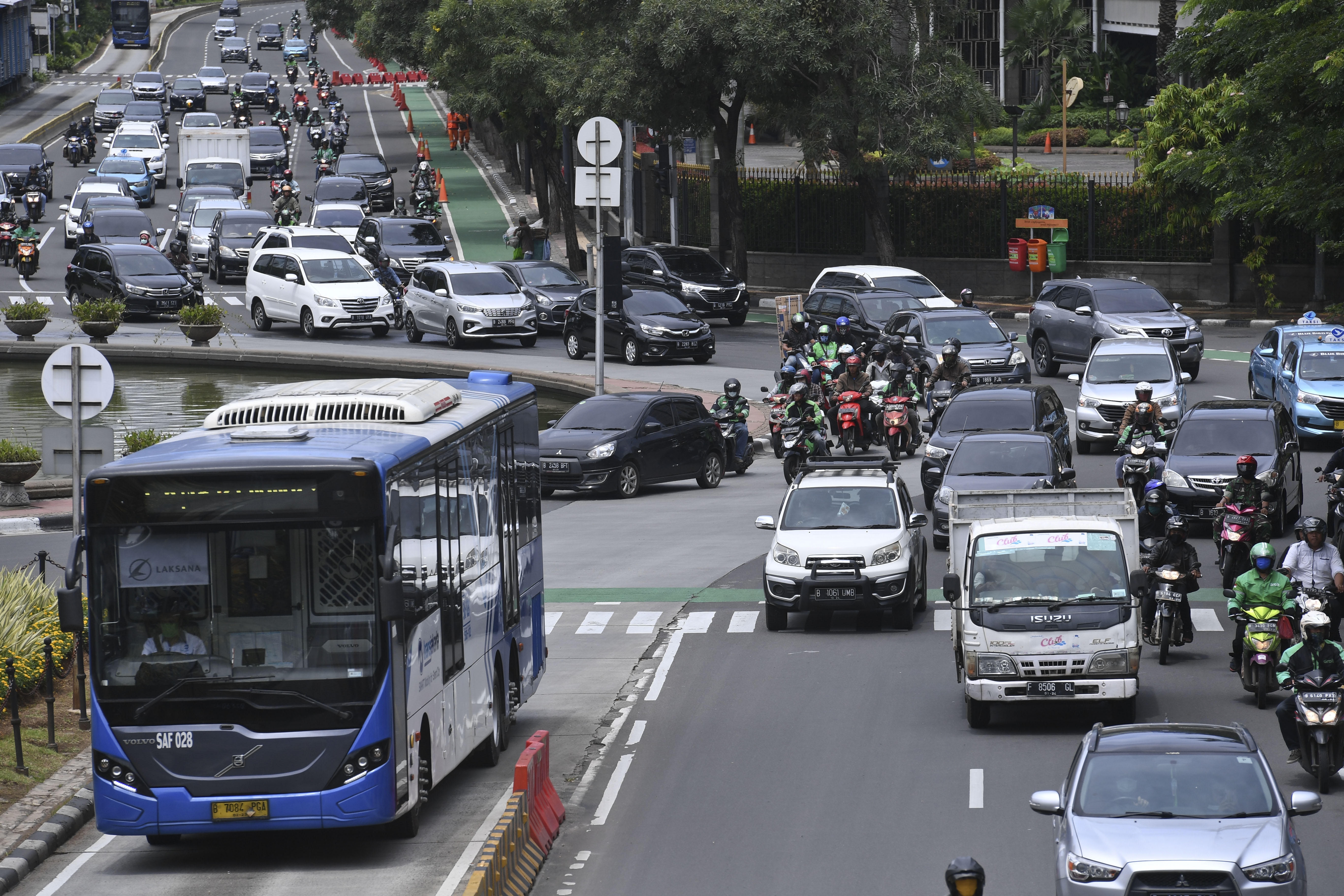  Sejumlah kendaraan melintas dari Jalan MH Thamrin menuju Jalan Medan Merdeka Barat, Jakarta