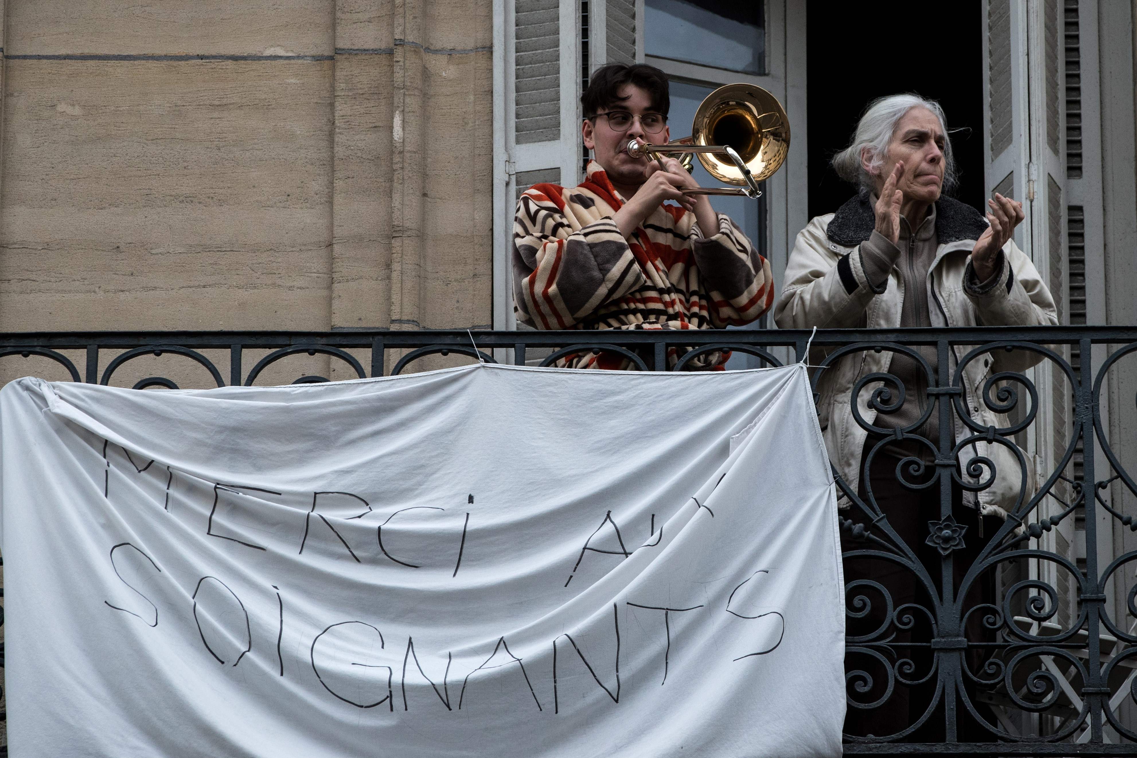 Warga Paris mengungkapkan penghargaan mereka untuk para pekerja medis yang berada di garis depan perang melawan covid-19.