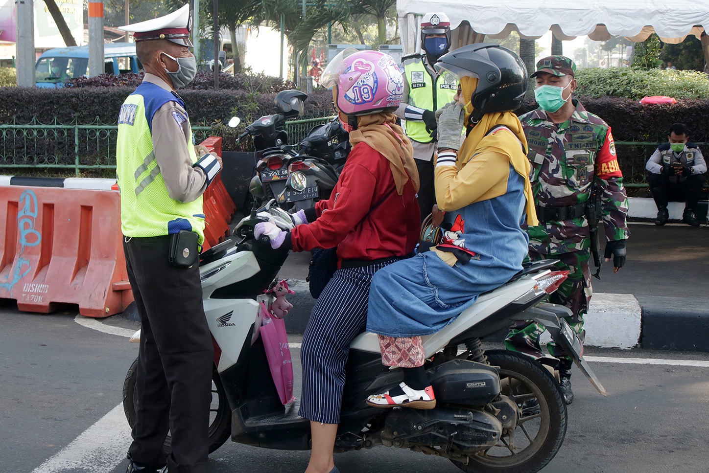 Pemeriksaan di check point di kawasan Depok, Jawa Barat.