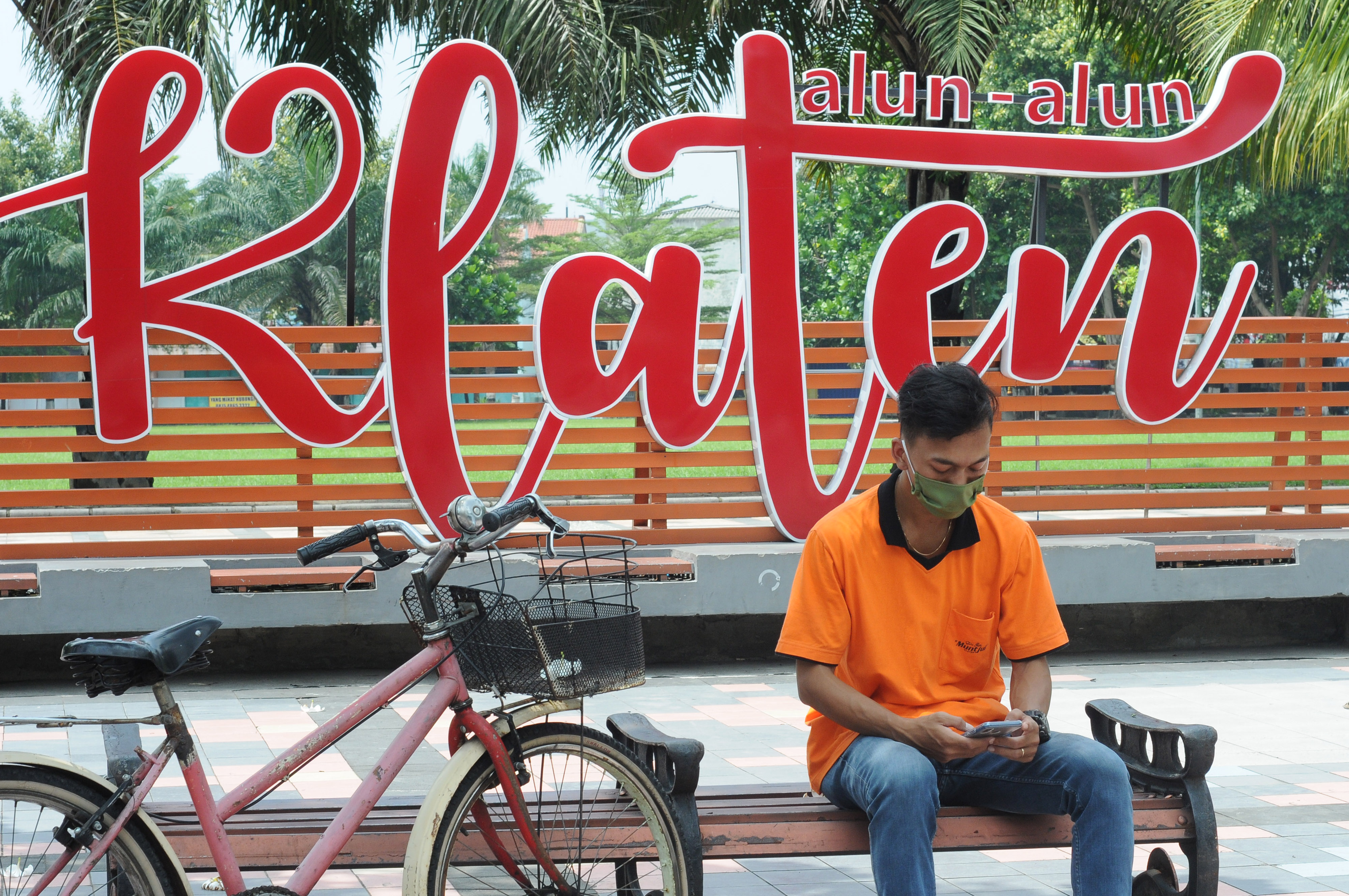 Seorang warga menggunakan masker saat berada di luar ruangan di Klaten, Jawa Tengah, Kamis (2/4/2020). 