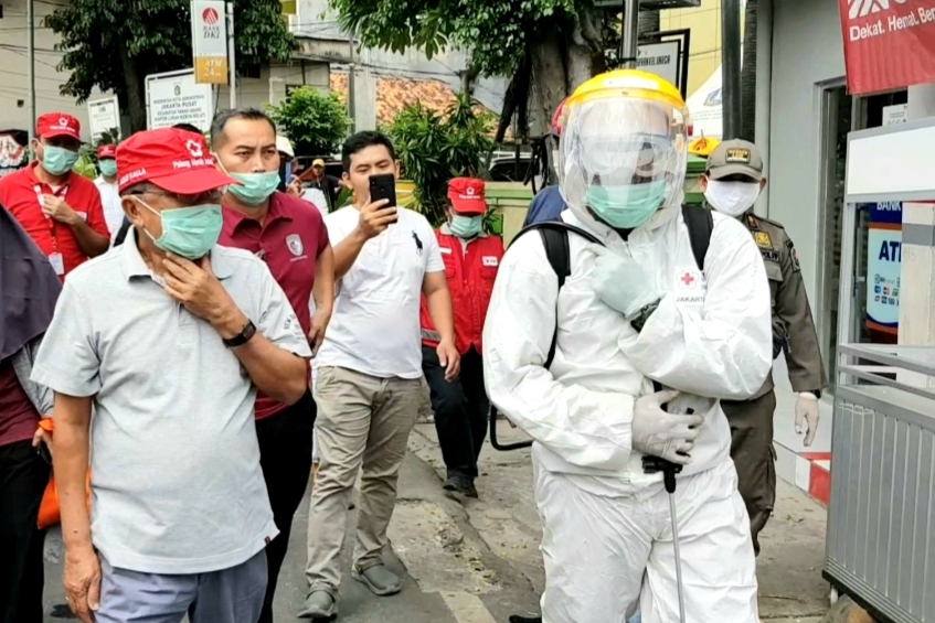 Ketua Umum PMI Jusuf Kalla (kiri)