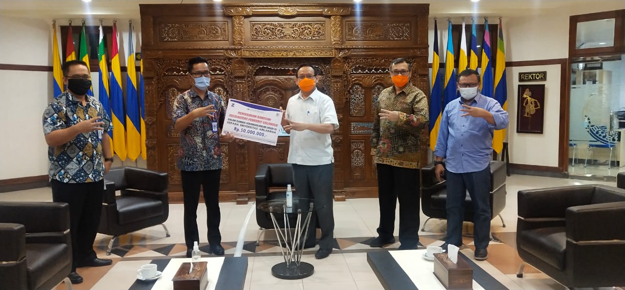 Penerbit Erlangga menyalurkan bantuan kepada Universitas Airlangga Surabaya.