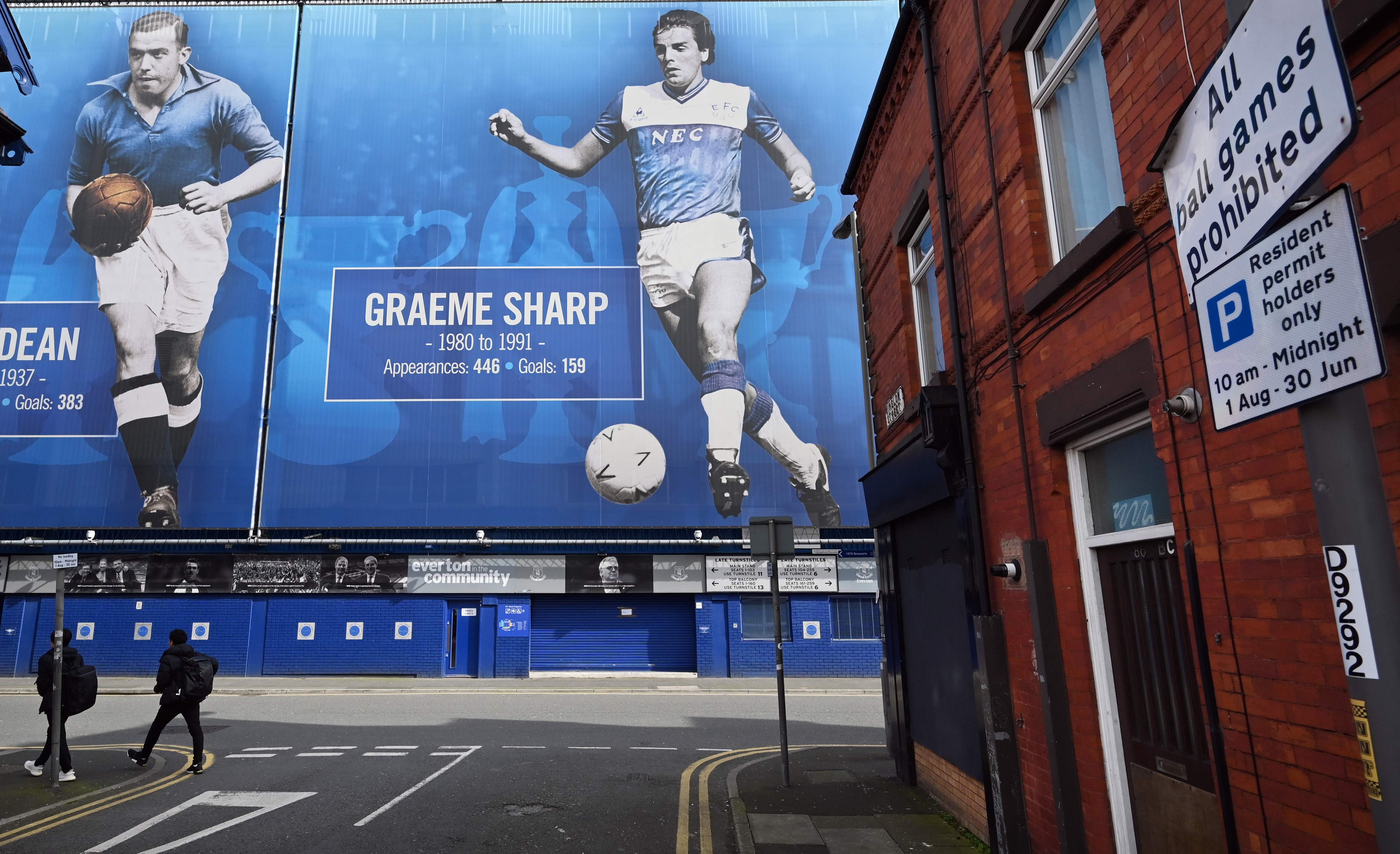 Gambar di sekitar Everton's Goodison Park pada 16 Maret lalu, ketika seharusnya digelar laga Liverpool dan Everton 