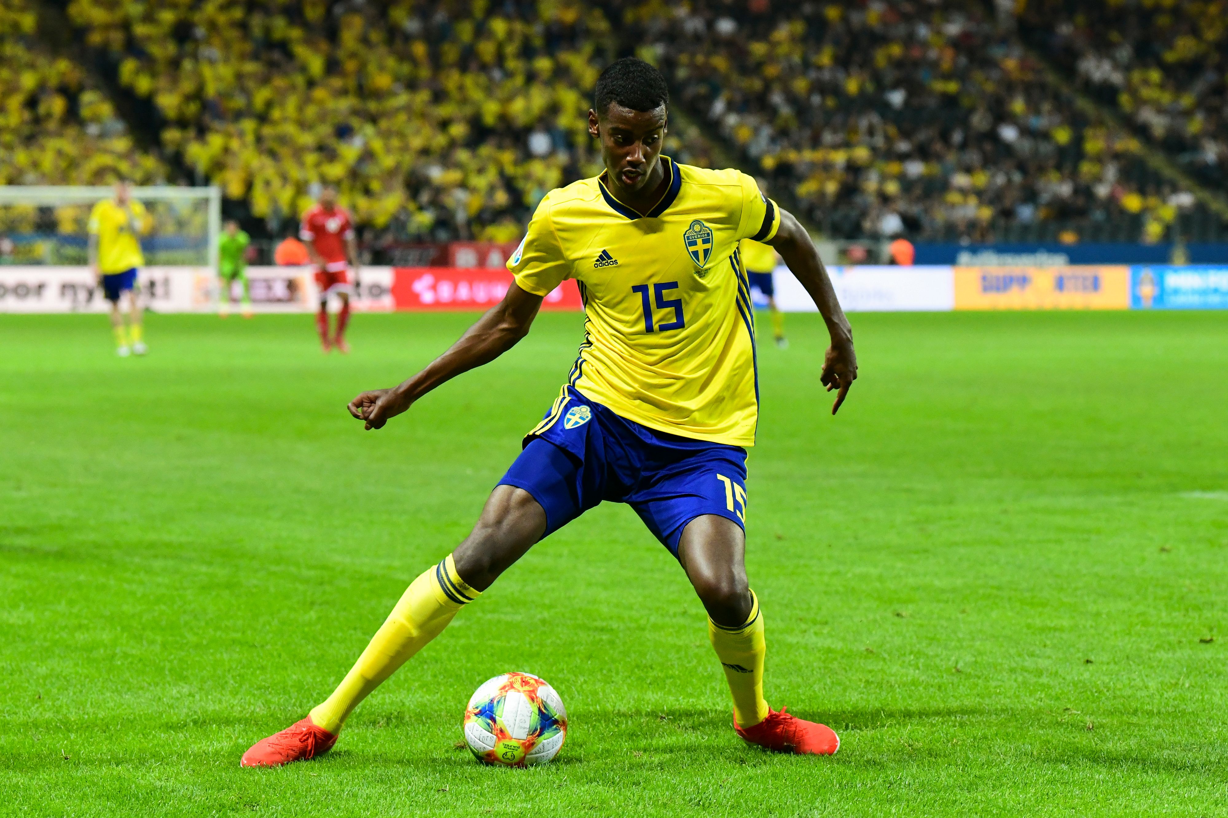 Pemain depan Swedia, Alexander Isak menjadi incaran Barcelona jika gagal mendatangkan Lautaro Martinez atau Neymar ke Camp Nou.