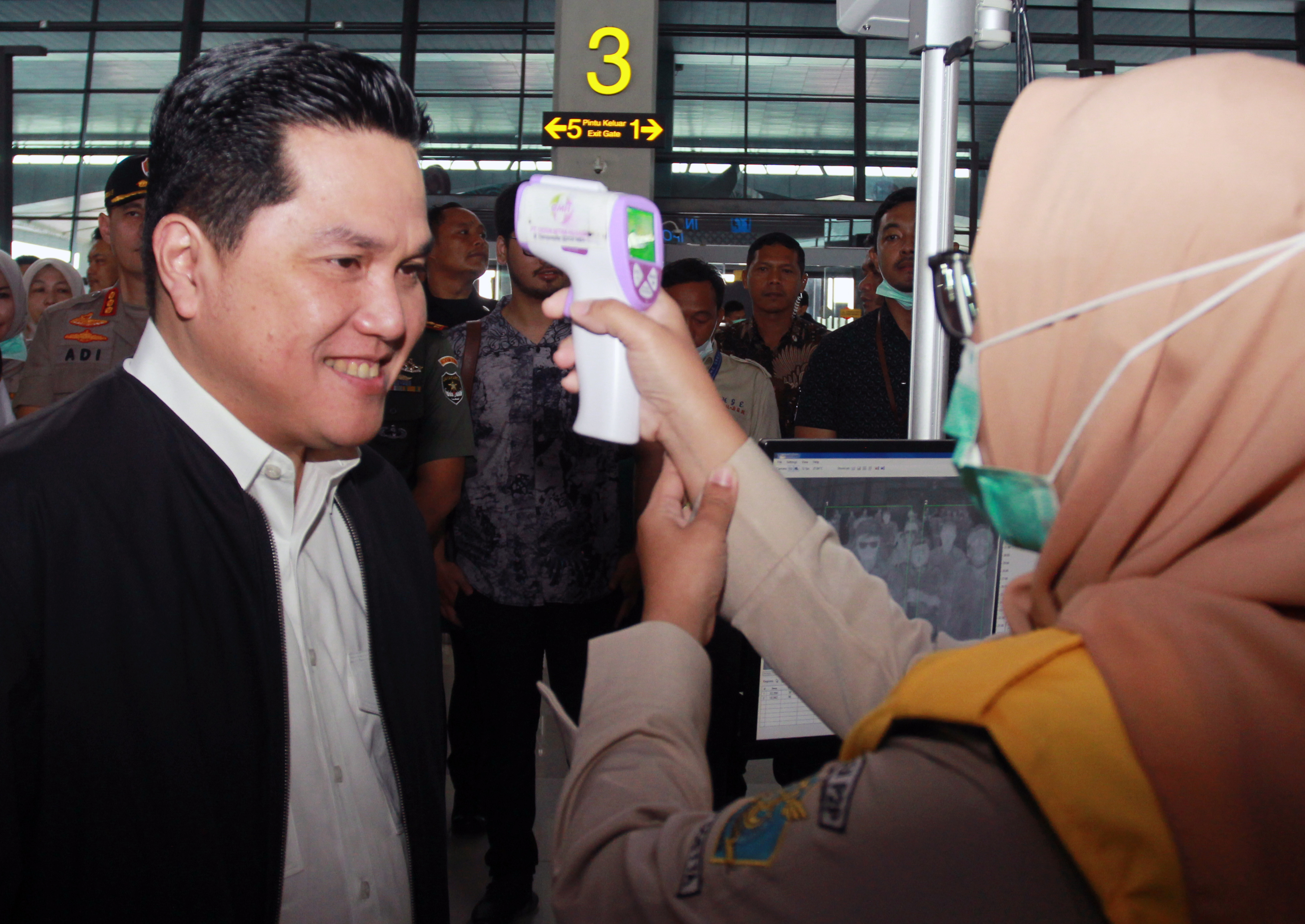 Petugas memeriksa suhu tubuh Menteri BUMN, Erick Thohir, saat meninjau Bandara Soekarno-Hatta.
