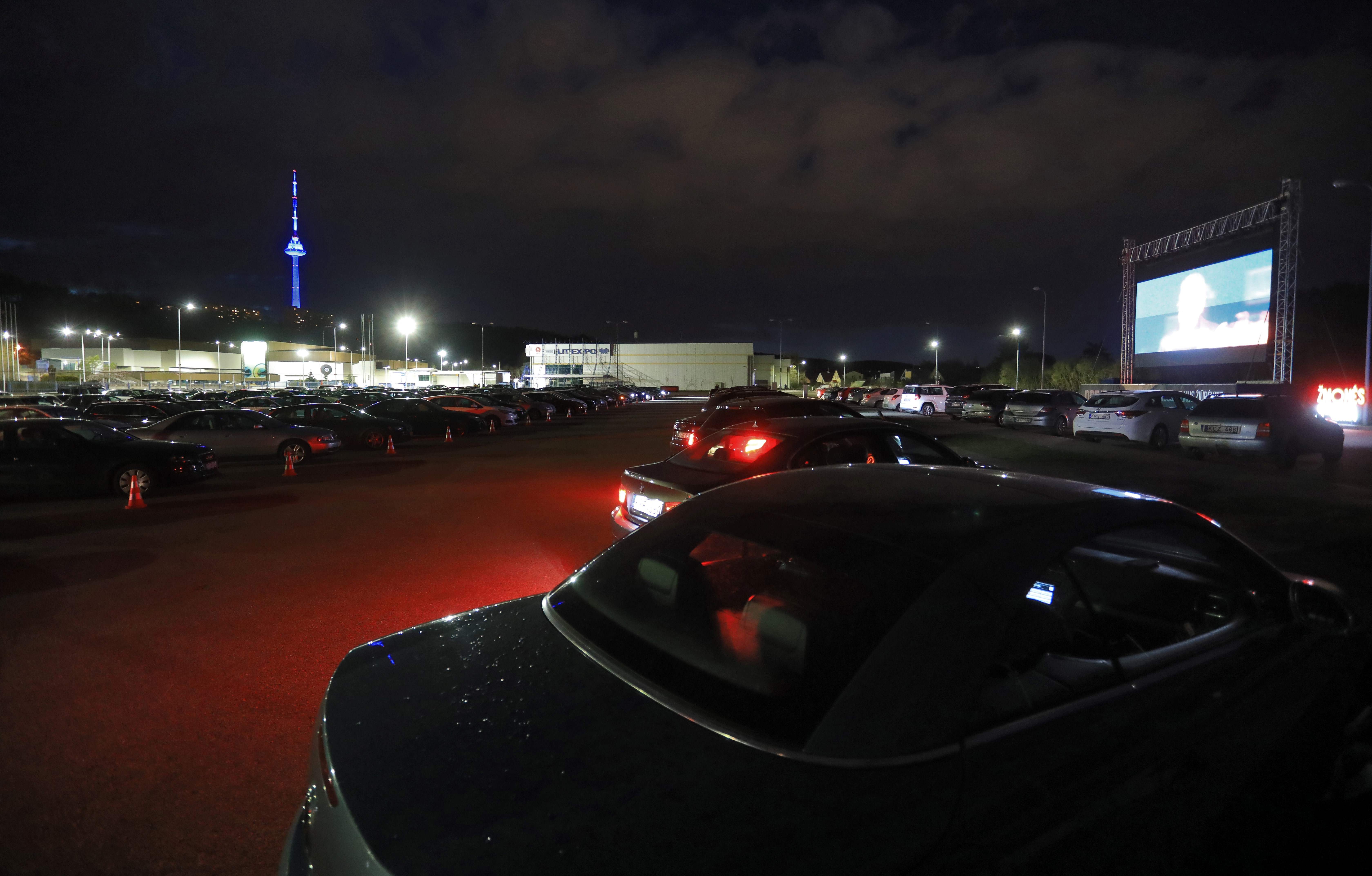 Sejumlah warga menonton film di bioskop drive-in di Vilnius, Lithuania. 