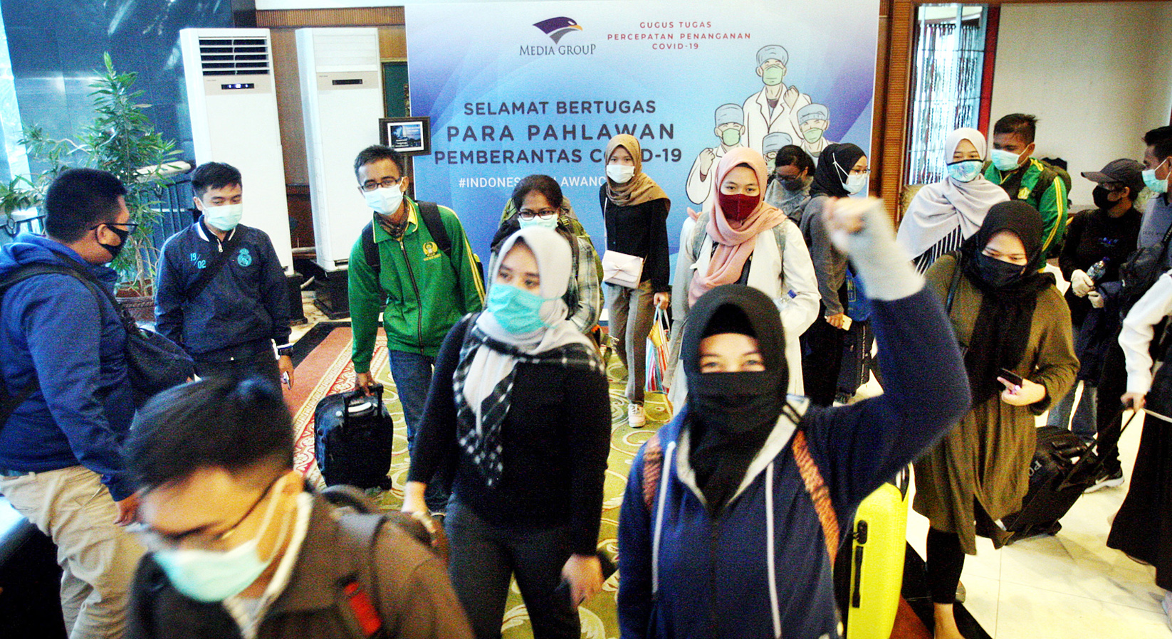  Calon relawan tenaga kesehatan bersiap mengikuti tes kesehatan seusai pendaftaran ulang di The Media Hotel