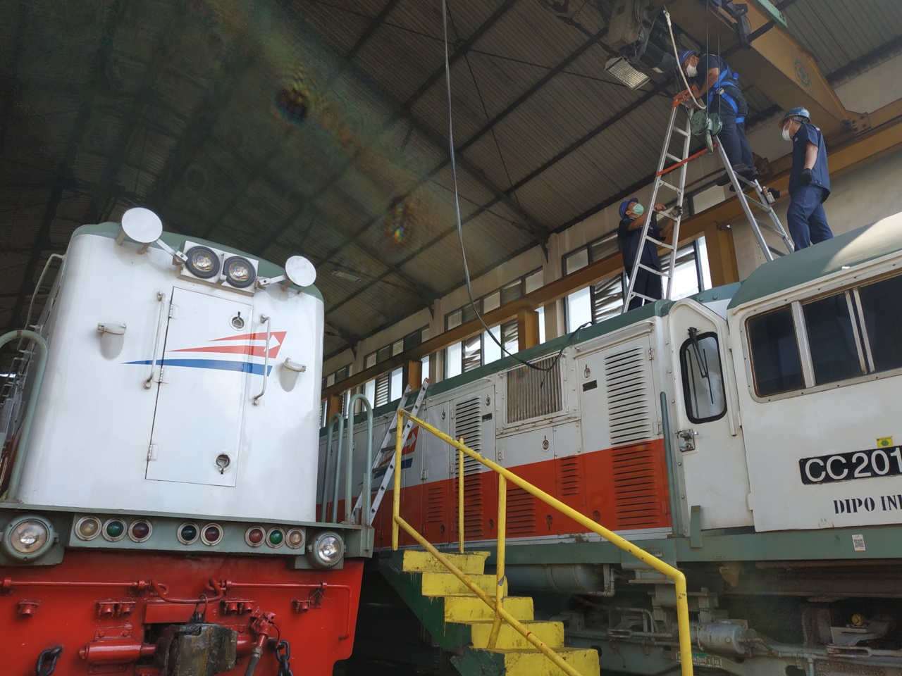 Pegawai PT KAI Daop 6 Yogyakarta melakukan perbaikan sarana prasaran kereta api, Kamis (30/4/2020)