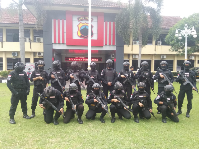 Personil Tim Sparta Polresta Solo bersiap turun ke lapangan, untuk memberikan rasa aman bagi warga Solo.