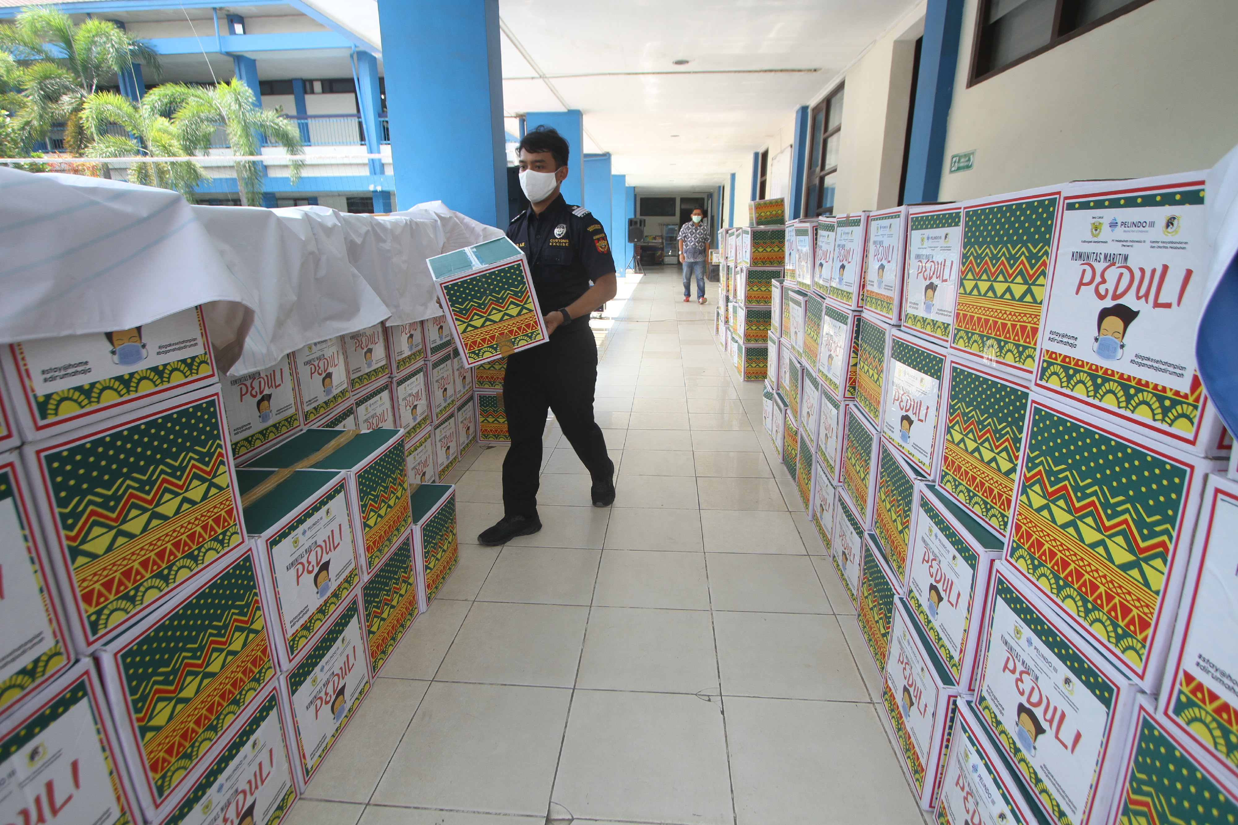 Petugas Bea Cukai menyusun paket sembako yang akan di bagikan kepada masyarakat.