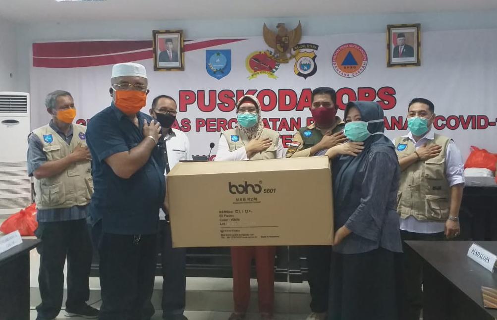 Peyerahan APD oleh Sekertaris Gugus Tugas Kota Ternate kepada perwakilan puskesmas.