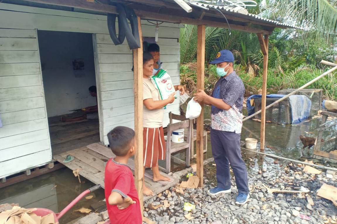 PT Pertamina (Persero) Marketing Operation Region I menyalurkan ribuan paket sembako 