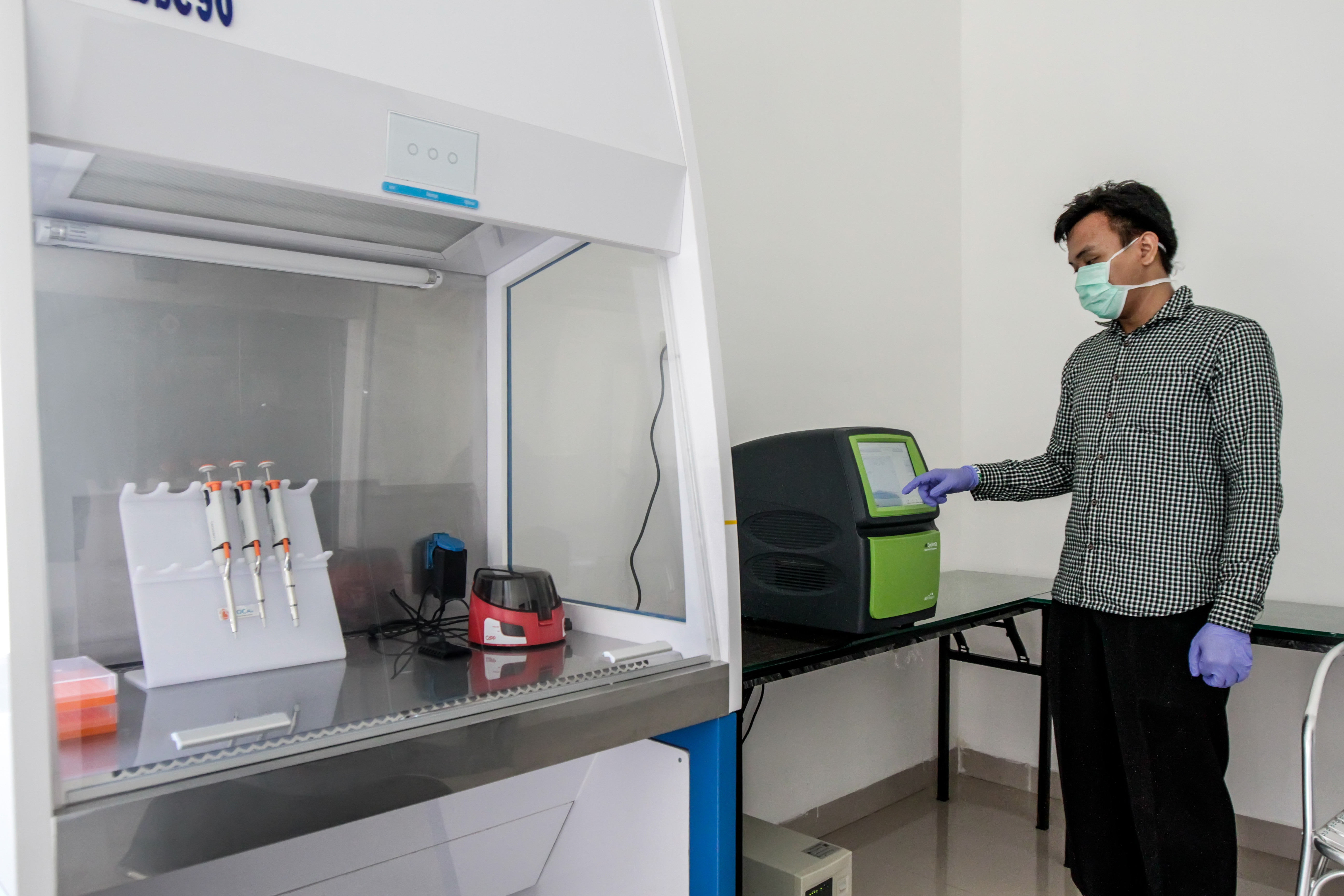 Petugas mengoperasikan alat Polymerase Chain Reaction (PCR) di Klinik Kesehatan milik Dinas Kesehatan Provinsi Kepulauan Bangka Belitung/