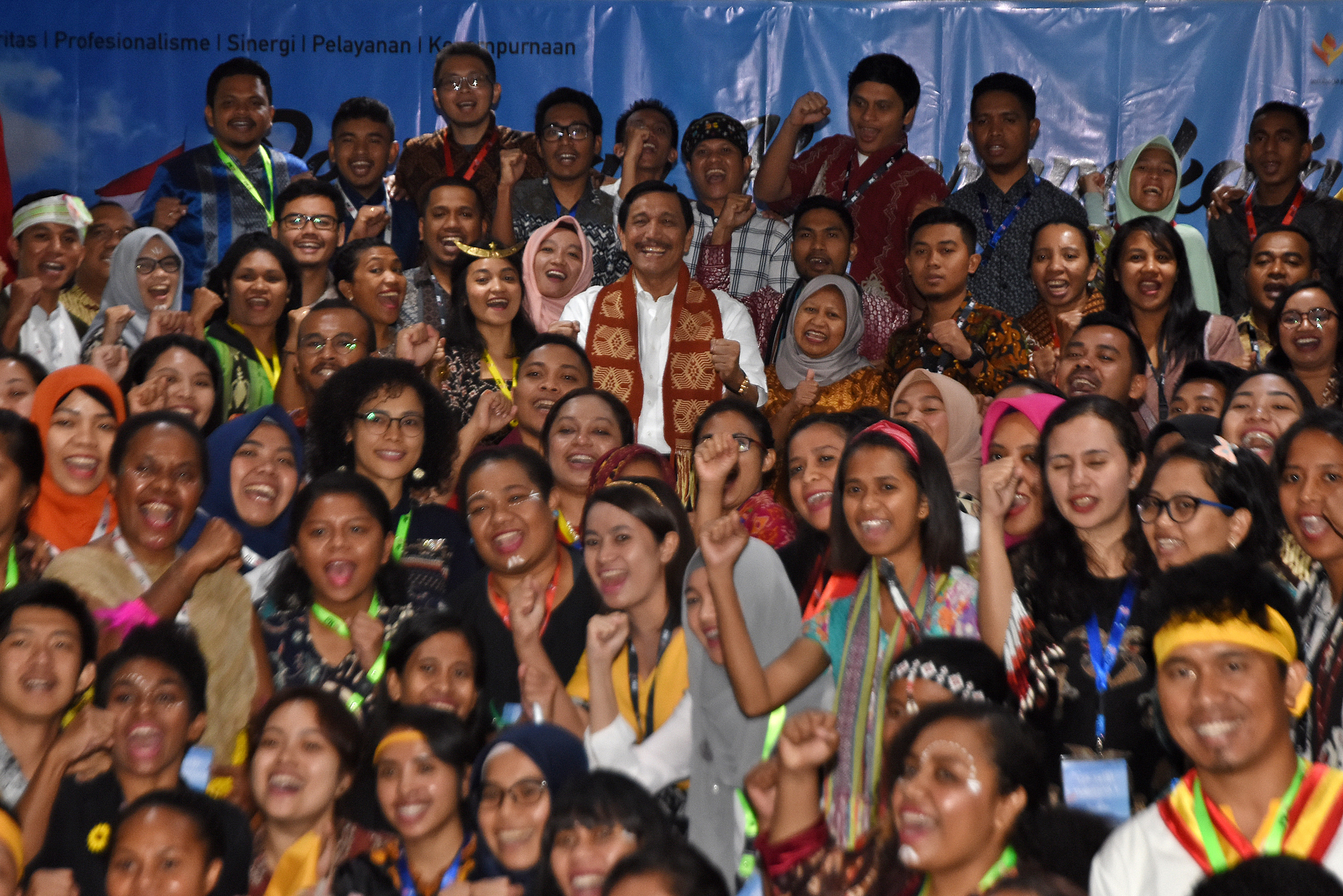 Menko Kemaritiman Luhut Binsar Panjaitan (tengah) berfoto bersama mahasiswa penerima beasiswa pendidikan ke luar negeri.