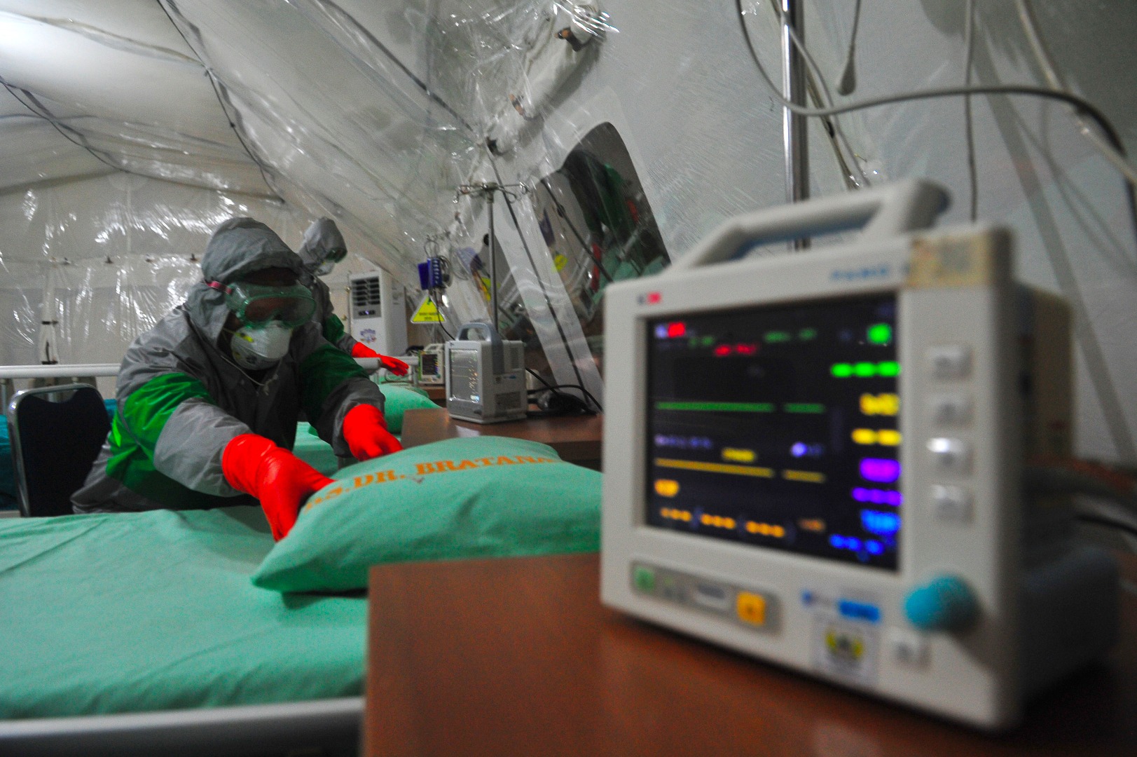 Tim Medis mengecek kesiapan alat di Tenda Isolasi Covid-19 RS dr Bratanata, Jambi.