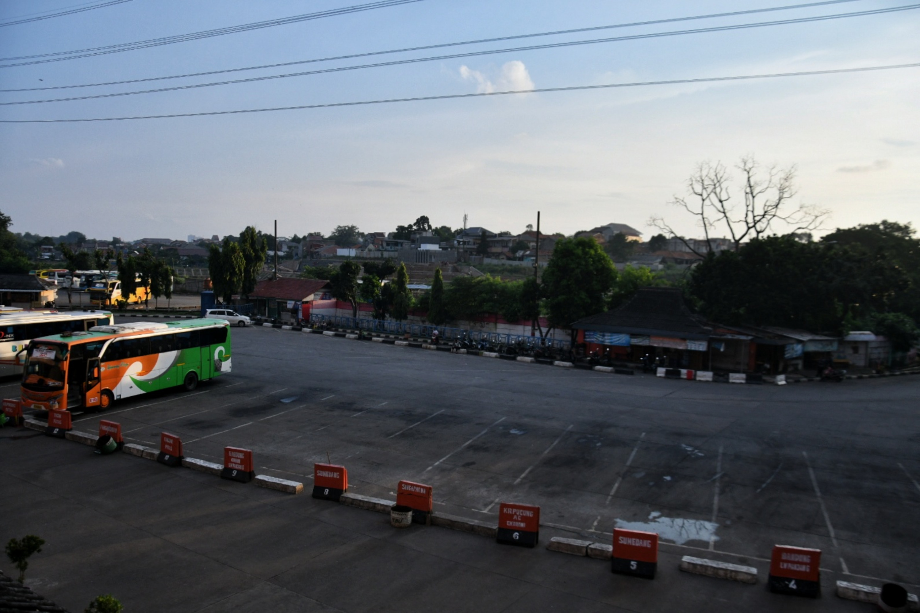 Suasana sepi di terminal bus Kampumg Rambutan, Jakarta Timur  