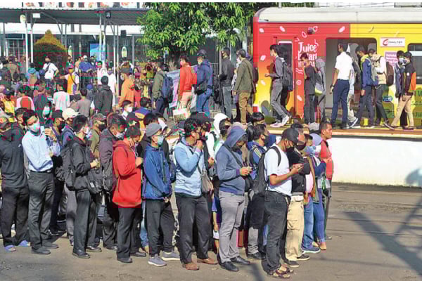 Para penumpang berkerumun saat antre menunggu kedatangan KRL commuterline di Stasiun Bogor, Jawa Barat, pukul 08.12 WIB kemarin